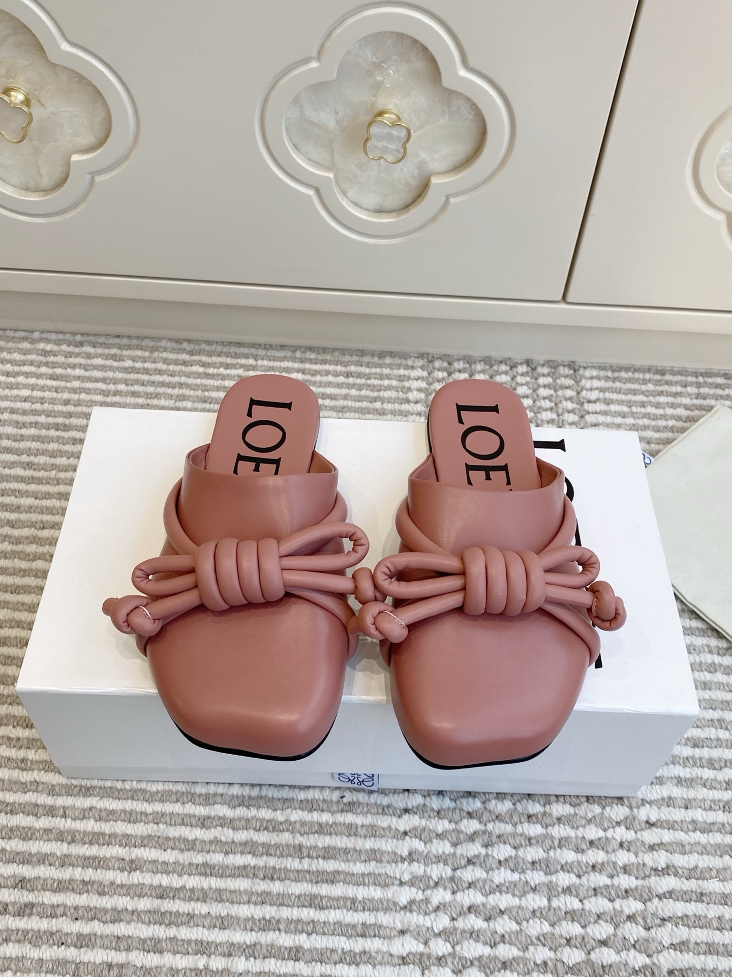 NO:760340,Loewe · Loewe · Early Spring New Style · Temperamental and Stylish Bow Mule Half-Slippers · Flat Slippers Putting gentleness and spontaneity on your feet is the daily ritual that LOEWE gives you. The square-toe outline is wrapped in delicate leather, and the iconic rope bow hangs gently on the upper, with a French lazy aftertaste in every step. The low-heeled design just fits the shape of the foot, and you can switch between states freely when commuting, shopping or weekend coffee. The upper is made of imported calf leather  Sheepskin lining, imported genuine leather outsole, size 35-40 (custom size 41 cannot be returned or exchanged), semi-trailers, loewe, loewe, slippers, cowhide, sheepskin, Leather soles19860909批 Loewe·罗意威·早春新款·气质时尚蝴蝶结穆勒半拖·平底拖鞋 把温柔和随性穿在脚上,是LOEWE给你的日常仪式感.细腻皮革包裹方头轮廓,标志性绳结蝴蝶结在鞋面轻轻垂落,每一步都带着法式慵懒的余韵.低跟设计刚好贴合脚型,通勤、逛街或是周末咖啡局,都能自在切换状态. 鞋面进口小牛皮 内里羊皮 大底进口真皮大底 size35-40（41码定制不退换）,半拖,loewe,loewe,slippers,cowhide,sheepskin,Leather soles,Women's Shoes