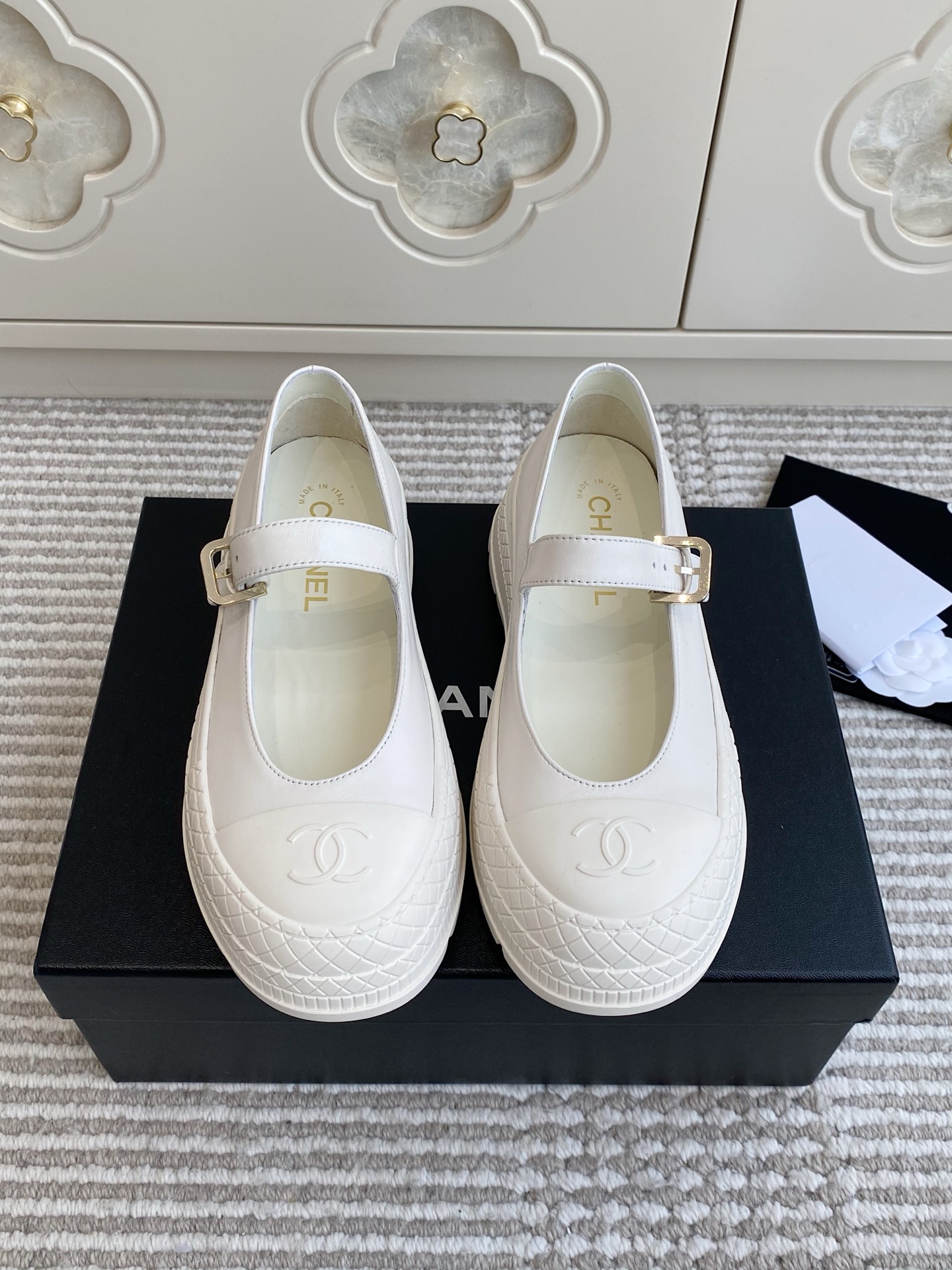 NO:760238,Batch Chanel 26ss early spring new model · Diamond thick sole buckle Mary Jane shoes are made of lambskin or calfskin, which is soft and delicate to the touch, has both breathability and texture, and is comfortable on the feet without rubbing the feet. The sole thickness is moderate, while increasing the height and slimming, the diamond pattern texture improves the anti-slip and wear resistance.  It can be paired with skirts to create a sweet and cool style, or combined with trousers to create a casual feel. It is suitable for daily commuting, dating and other scenes. The thick-soled design can naturally lengthen the leg lines and visually make the legs slimmer and longer, adapting to the dressing needs of different heights. Sheepskin upper, sheepskin lining, TPU outsole size 35-40, Mary Jane, chanel, mary jane, skirts, cowhide, sheepskin19860909批 Chanel 26ss早春新款·菱格厚底一字扣带玛丽珍鞋 采用小羊皮或小牛皮制作,触感柔软细腻,兼具透气性与质感,上脚舒适不磨脚.鞋底厚度适中,在增高显瘦的同时,通过菱格纹纹理提升了防滑性与耐磨性. 既能搭配裙装打造甜酷风格,也能与裤装组合营造休闲感,日常通勤、约会等场景都适用.厚底设计可自然拉长腿部线条,视觉上更显腿细腿长,适配不同身高的穿搭需求. 鞋面羊皮 内里羊皮 大底TPU大底 size35-40,玛丽珍,chanel,mary jane,skirts,cowhide,sheepskin,Women's Shoes