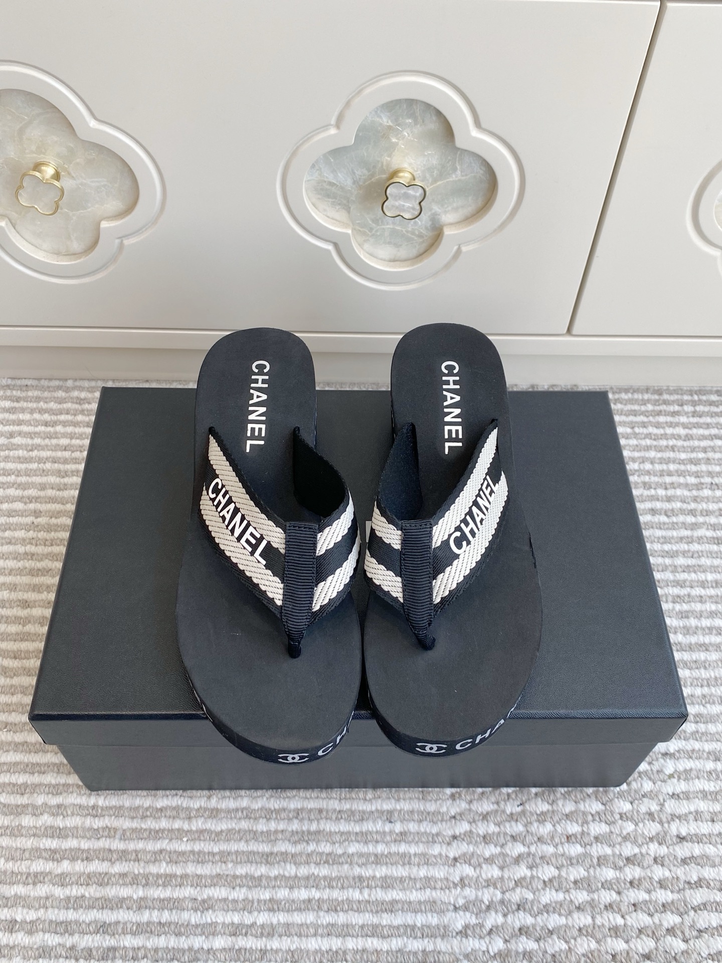 NO:760364,Ribbon belt Chanel · Xiaoxiang · 26ss beach series · Wedge thick-soled flip-flops Summer happiness starts with a pair of flip-flops. Xiaoxiang understands aesthetics, which is also very seasonal; simple design, not simple style, full of high-end color matching # If you like to wear slippers, you must not miss it for daily shopping or at home. Size 35-40 (customized in 41), split-toe shoes, chanel, slippers19860909批织带 皮带 Chanel·小香·26ss沙滩系列·坡跟厚底夹脚人字拖 夏天的快乐是从一双夹脚拖开始的. 小香是懂审美的这也太应季了叭;简单的设计不简约的风格 高级感满满的配色# 喜欢穿拖鞋的小主一定不能错过日常逛街或者居家都可. size35-40（41定做）,分趾鞋,chanel,slippers,Women's Shoes