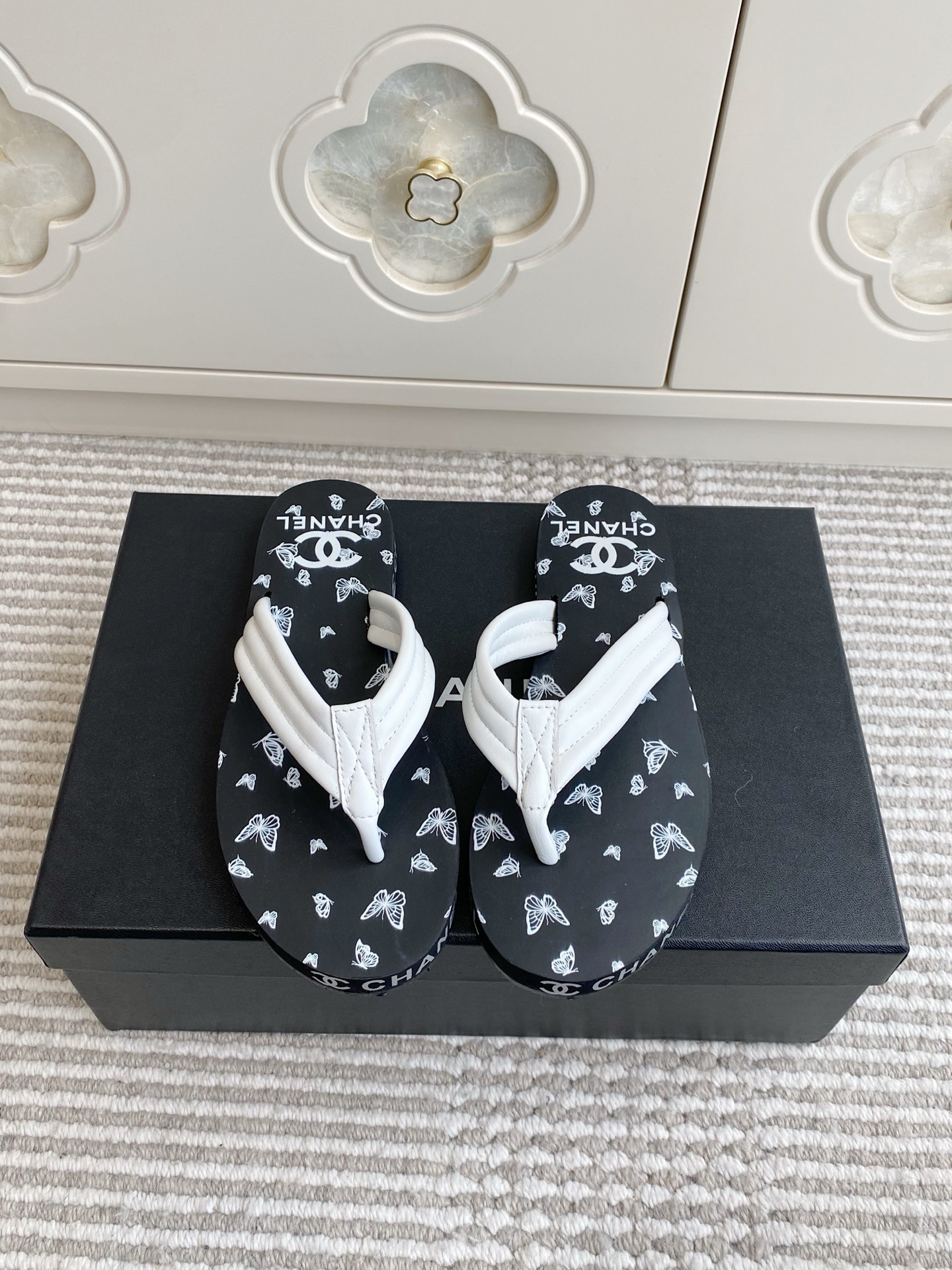 NO:760379,Webbing Belt Chanel · Xiaoxiang · 26ss Beach Series · Thick-soled Flip-Flops Summer happiness starts with a pair of flip-flops. Xiaoxiang understands aesthetics, which is also very seasonal; simple design, not simple style, full of high-end color scheme # If you like to wear slippers, you must not miss it for daily shopping or at home. Size 35-40 (customized in 41), split-toe shoes, chanel, slippers19860909批织带 皮带 Chanel·小香·26ss沙滩系列·厚底夹脚人字拖 夏天的快乐是从一双夹脚拖开始的. 小香是懂审美的这也太应季了叭;简单的设计不简约的风格 高级感满满的配色# 喜欢穿拖鞋的小主一定不能错过日常逛街或者居家都可. size35-40（41定做）,分趾鞋,chanel,slippers,Women's Shoes