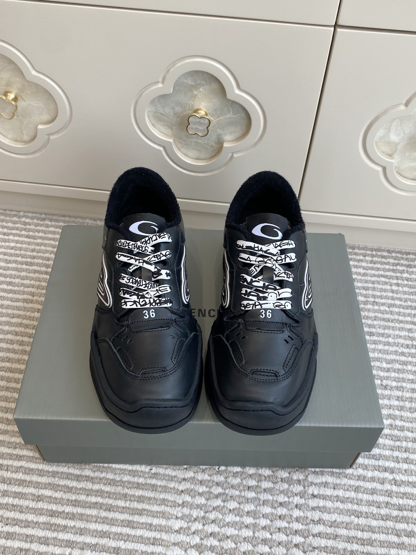 NO:760320,Batch Balenciaga Hamptons Worn-Out 26FW Thick-soled sneakers, casual sports shoes, two-color color matching, stronger visual impact, the same foot feel, versatile style, can be used in all seasons. Original factory data. (Last, grid, upper, outsole, manufacturing process are all restored to the original process) Cowhide fabric and mesh lining material The entire upper is worn and damaged Tire pattern sole 15mm arch shoes Balenciaga  The latest swirling brand logo, debossed Balenciaga logo and size on the back, pull-on back Made in China, through the selection of material proportions and simple use of colors, a relatively soft design is used on the upper to highlight the highlights of the shoe Size35-39, casual shoes/sports shoes, balenciaga, sneakers, cowhide19860909批 Balenciaga Hamptons Worn-Out 26FW 厚底板鞋 休闲运动鞋 双色拼色相撞,视觉冲击更加强烈,一如既往的脚感,百搭的风格,四季皆可 请款 原厂数据.（楦.格.鞋面.大底.做法工艺均还原原版工艺） 牛皮面料和网布内里材质 鞋面整只磨损破坏效果 轮胎花纹鞋底 15毫米足弓鞋 Balenciaga 最新回旋品牌标识 后帮凹印 Balenciaga 徽标和尺码 后帮拉帮 中国制造 透过材质比例的拿捏和单纯的用色,在鞋面采用相对柔和的设计,衬出鞋款亮点 Size35-39,休闲鞋/运动鞋,balenciaga,sneakers,cowhide,Women's Shoes