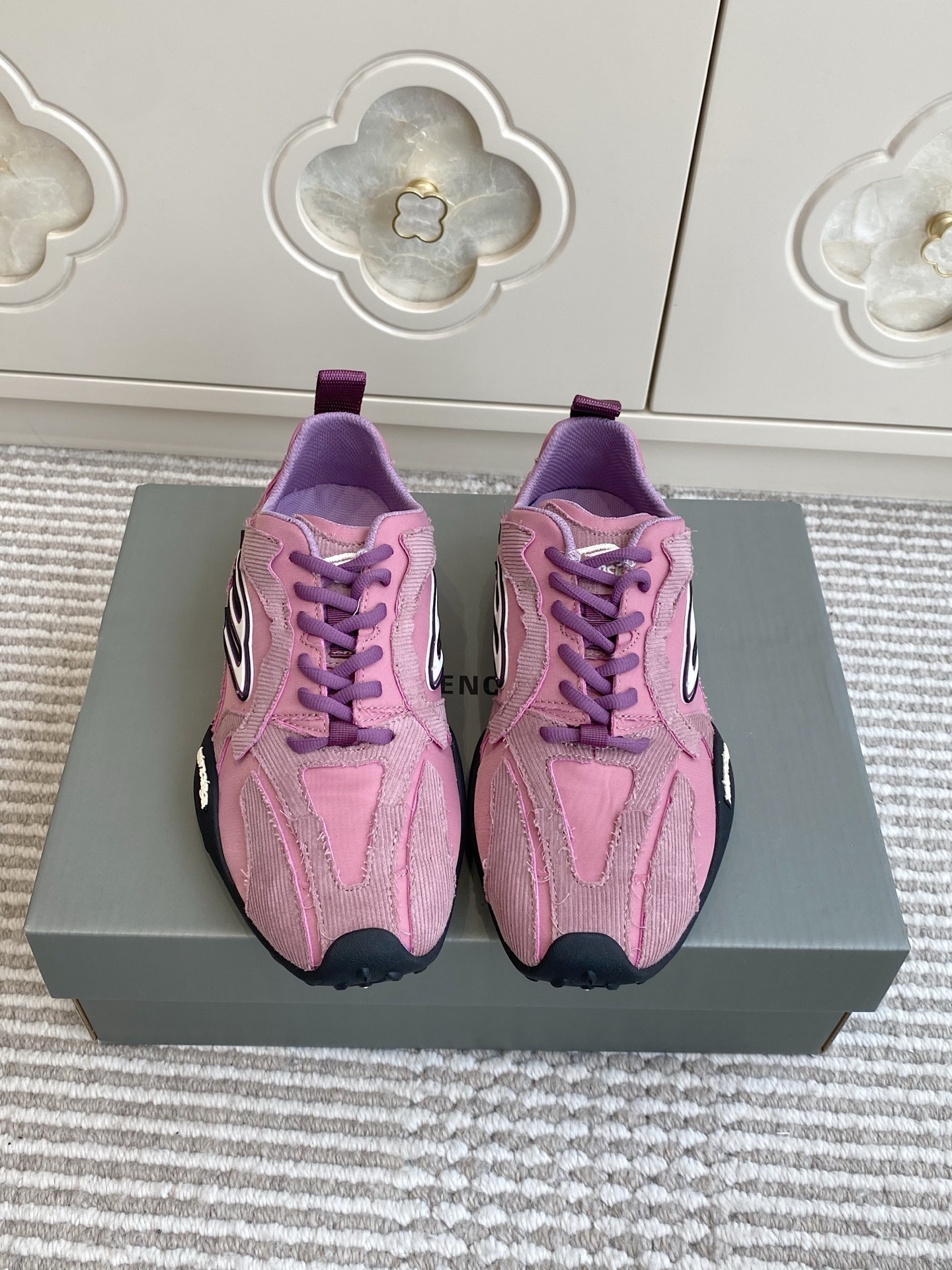 NO:760333,Batch Balenciaga · 26ss early spring new Monday Ultra distressed embossed logo casual shoes and sneakers, a pair that feels good on your feet!  Only after I got this shoe did I understand what 'feeling like stepping on shit' means!  This appearance is gentle and clean, whether it is sporty or casual, it can easily hold on to whoever wears it, and it can directly control the fashion sense!  The upper is made of original imported cloth/nylon cloth, the inner foot pad is breathable mesh, the outsole is original customized non-slip rubber outsole Size35-39, casual shoes/sports shoes, balenciaga, balenciaga, sneakers19860909批 Balenciaga巴黎世家·26ss早春新款 Monday Ultra 做旧 压纹标识休闲鞋运动鞋 脚感很好的一双！ 到手这款鞋才明白啥叫“踩屎感”！ 这颜值 又温柔又干净 无论是运动风还是休闲穿搭它都能轻松hold住 谁穿谁好看 直接拿捏时尚感！ 鞋面采用原版进口布/尼龙布 内里垫脚透气网 大底原版定制防滑橡胶大底 Size35-39,休闲鞋/运动鞋,balenciaga,balenciaga,sneakers,Women's Shoes