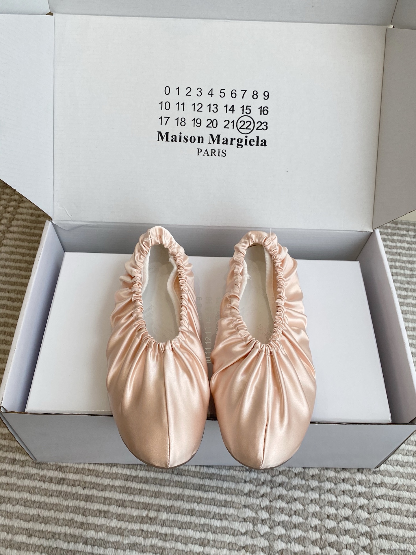 NO:760311,Fabric and leather (original box packaging) Maison Margiela MM6·26 spring new classic pleated ballet shoes. The shoes adopt the iconic pleat design and have elastic elastic bands at the mouth to form a 'shoe cover' effect. They are Margiela's most recognizable ballet flat shoe style.  The upper material is soft lambskin with mesh, which has a delicate touch and is comfortable on the feet. It is in line with the brand's design philosophy of 'relaxation' and 'minimalist aesthetics'. The classic and versatile round-toe shallow mouth design is suitable for matching with skirts, jeans, wide-leg pants, etc., suitable for commuting or leisure scenes. The soft-soled design of glass rubber outsole is highly comfortable, walking light, and not easy to fatigue when worn for a long time. Size 35-41 (40/41 custom-made, non-returnable), ballet shoes, masion  margiela,masion margiela,flats,skirts,jeans,sheepskin19860909批布面 皮面（原版盒包装） Maison Margiela（马吉拉）MM6·26春新款 经典褶皱芭蕾舞鞋 鞋款采用标志性的 褶皱设计,鞋口处有弹性松紧带,形成“鞋套”效果,是马吉拉最具辨识度的芭蕾平底鞋款式. 鞋面材质为柔软小羊皮配网布、触感细腻,上脚舒适,符合品牌“松弛感”与“极简美学”的设计哲学. 经典百搭圆头浅口设计,适合搭配裙装、牛仔裤、阔腿裤等,通勤或休闲场景皆宜. 舒适度高玻璃胶大底软底设计,行走轻盈,长时间穿着不易疲劳. 码数35-41（40/41定做不退换）,芭蕾舞鞋,masion margiela,masion margiela,flats,skirts,jeans,sheepskin,Women's Shoes