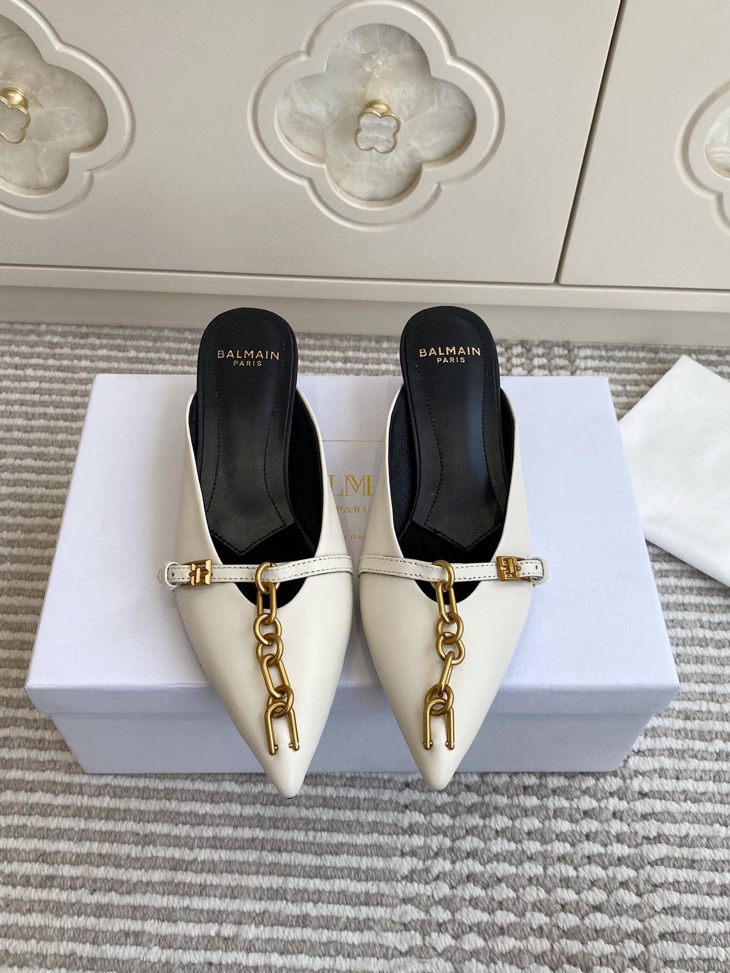 NO:760288,Batch Balmain Balmain · 2026 catwalk style · Fashion pointed toe cat heel chain mules slippers. Comfortable and sexy low-heeled slippers. The upper is equipped with the iconic SYNC chain, which covers the leather lace. The leather lace is equipped with a gold PB buckle. Can be matched with any ready-to-wear style. The upper is imported cow patent leather/sheepskin lining. The sole is Italian genuine leather. The heel height is 4.5cm.  Size35-40 (41 made to order, non-refundable), half drag, balmain, balmain, slippers, sheepskin19860909批 Balmain巴尔曼·2026走秀款·时装尖头猫跟链条穆勒凉拖鞋 舒适又性感的低跟凉拖 鞋面配有标志性的SYNC链条,套住皮革系带·皮革系带配有金色PB搭扣·可搭配任何成衣造型 鞋面进口牛漆皮/羊皮内里 鞋底意大利真皮鞋底 跟高4.5cm Size35-40（41订做不退换）,半拖,balmain,balmain,slippers,sheepskin,Women's Shoes