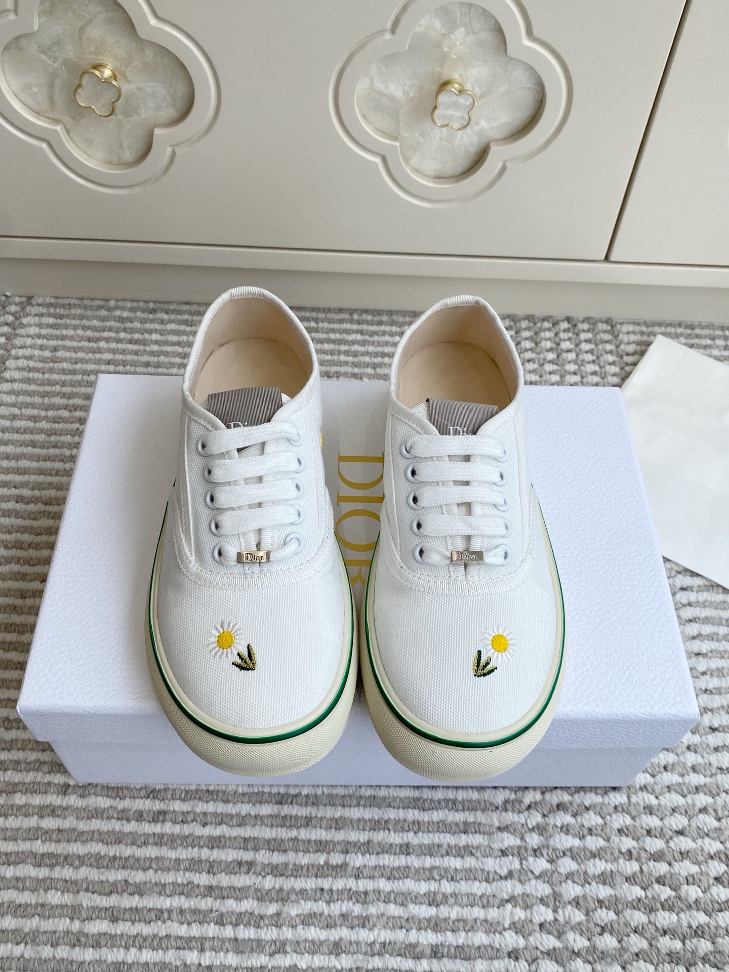 NO:760390,Batch Dio*26ss early spring new model·Saltwind·3D embroidered canvas thick-soled casual sneakers·white shoes. This Dior Saltwind sneaker is carefully presented by Jonathan Anderson (Jonathan Anderson). It uniquely reinterprets the classic nautical style shoes and injects new life into one of the brand's classic lucky symbols through the Dior Clover pattern. The round toe and grosgrain topstitch details are unique, light and comfortable, becoming Dior  Brand new classic item. Can be matched with various men's or women's styles to show a fashionable and simple style. Original custom technical fabric/canvas for the upper, sheepskin lining, custom molded outsole size: 35-41, casual shoes/sports shoes, dior, sneakers, sheepskin19860909批 Dio*26ss 早春新款·Saltwind·3d刺绣帆布厚底休闲运动鞋·小白鞋 这款 Dior Saltwind 运动鞋由乔纳森·安德森 (Jonathan Anderson) 精心呈现,别具匠心地重新诠释经典航海风鞋款,通过 Dior Clover 图案为品牌经典幸运符号之一注入全新生机.圆形鞋头和罗缎缉面线细节别具一格,轻盈舒适,成为 Dior 全新经典单品.可与各式男装或女装造型搭配,彰显时尚简约的风范. 鞋面原版定制科技面料/帆布 内里羊皮 大底定制开模大底 size :35-41,休闲鞋/运动鞋,dior,sneakers,sheepskin,Women's Shoes