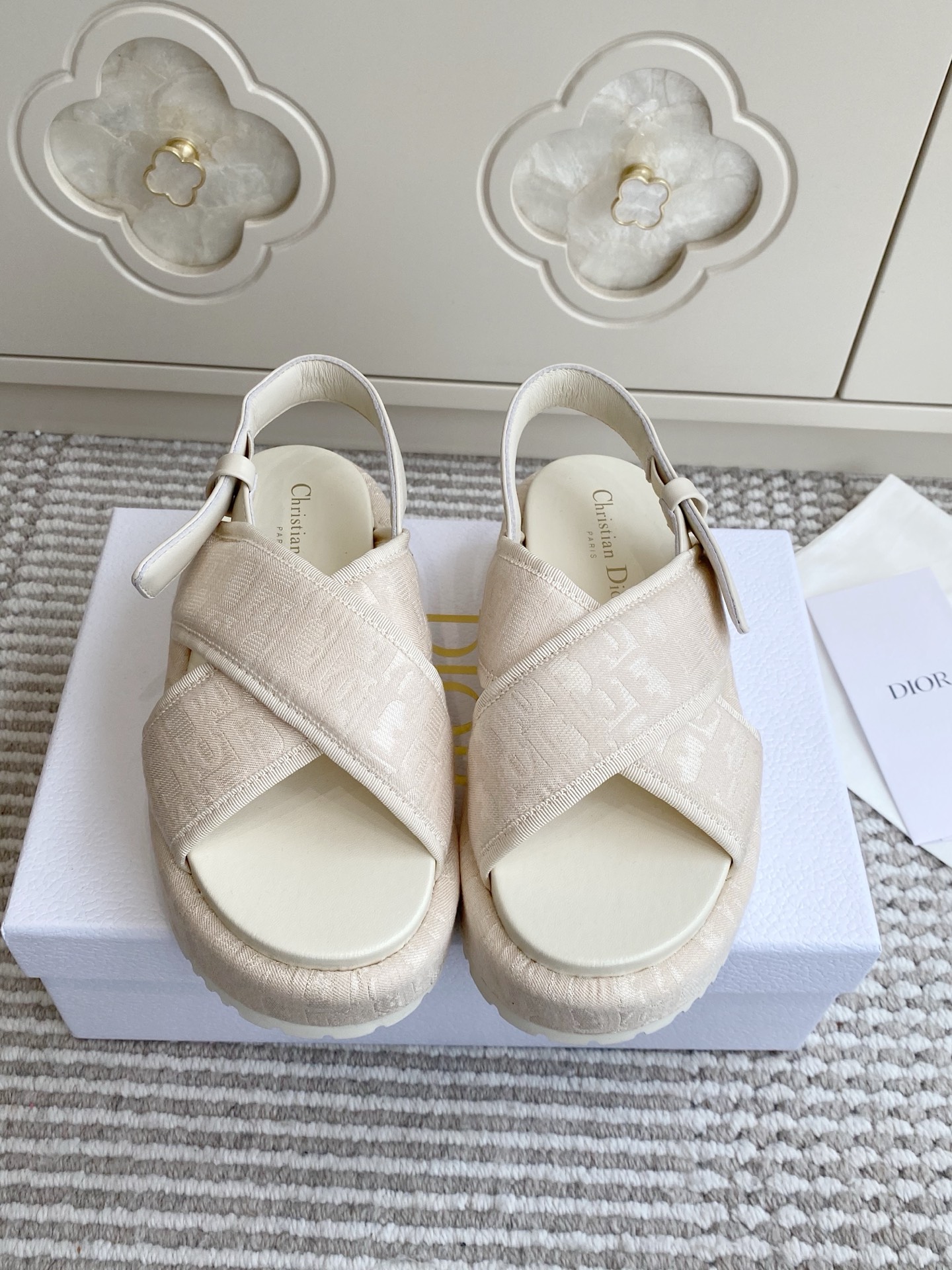 NO:760295,Batch Dior Dior·26new arrival Thick-soled D-shaped cross-strap sandals/slippers D's thick-soled slippers are simple and elegant, with custom-made presbyopia on the upper - with a golden 'ChristianDior' logo, full of brand feel. The thick-soled design is taller and more comfortable, suitable for long-term wear. The soles are non-slip, and they are OK for daily outings or vacations! They can be easily worn with skirts and casual pants, a must-have item in spring and summer, fashionable and practical, and can easily improve the quality of your outfit.  size: 35-41 (42 customized, non-refundable), slippers and sandals, dior, dior, dior, sandals, slippers, skirts19860909批 Dior迪奥·26new arrival厚底D字交叉带凉鞋/拖鞋 D家厚底拖鞋,简约大气,鞋面定制老花面-搭配金色'ChristianDior'标志,品牌感满满.厚底设计增高又舒适,适合长时间穿着.鞋底防滑,日常出街或度假都很OK!裙装休闲裤都能轻松驾驭,春夏季节必备单品,时尚又实用,轻松提升穿搭质感 size:35-41（42定做不退换),拖鞋凉鞋,dior,dior,dior,sandals,slippers,skirts,Women's Shoes
