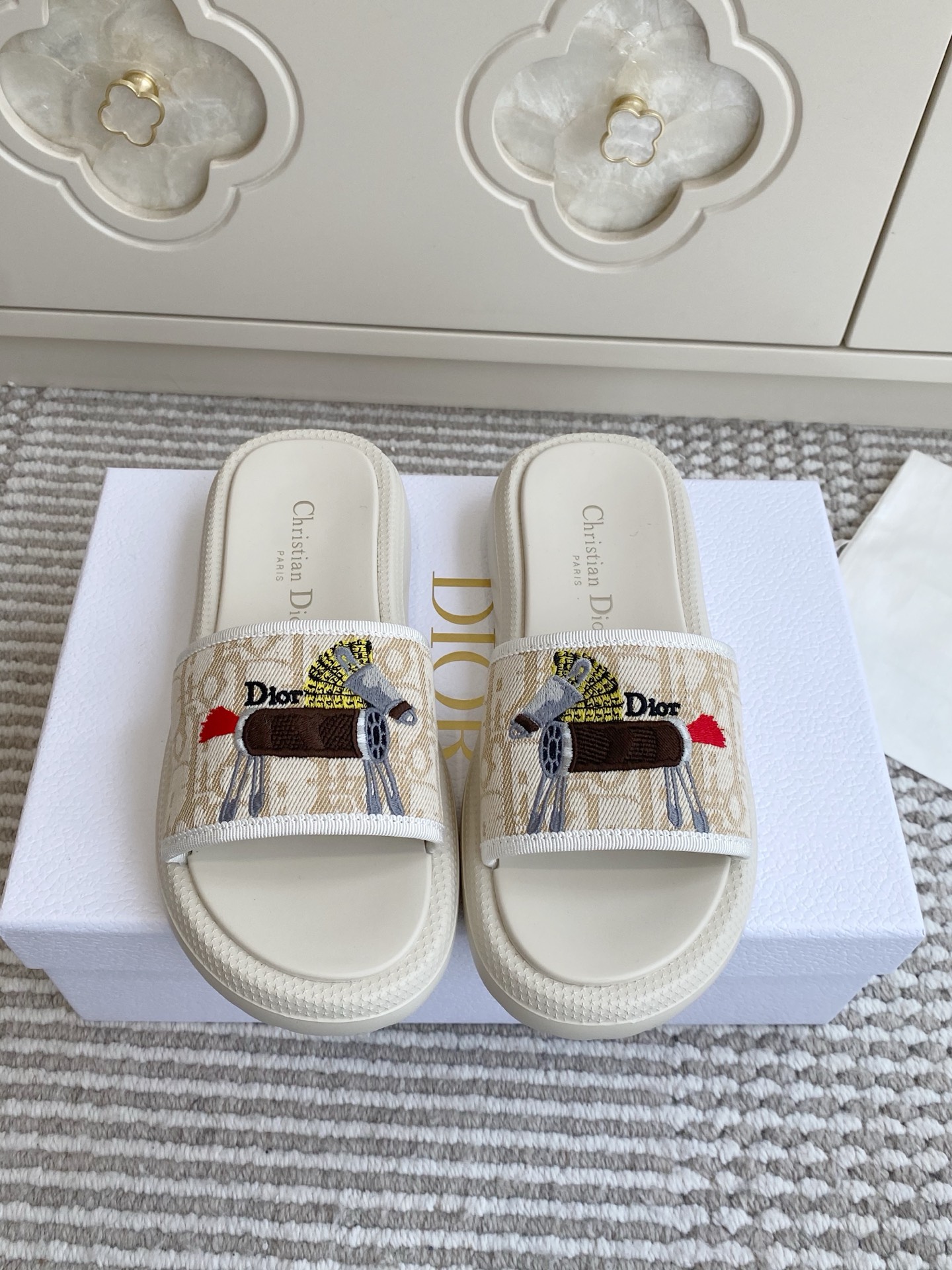 NO:760263,Batch Dior Dior 2026 Year of the Horse Limited Series·Childlike Trojan Horse Embroidered Thick-soled Sandals This pattern is a special design launched by Dior to echo the Year of the Horse. It takes the playful and cute cartoon Trojan image as the core, paired with the brand's classic Oblique presbyopic shading and 'Dior' word embroidery, which not only retains the brand's elegant texture, but is also full of childlike fun. Original customized technical fabric 3D embroidery Original open mold custom outsole  size35-41,slippers,dior,dior,slippers19860909批 Dior迪奥2026马年限定系列·童趣木马刺绣厚底凉拖鞋 这个图案是迪奥为呼应马年推出的特别设计,以俏皮可爱的卡通木马形象为核心,搭配品牌经典的 Oblique 老花底纹与“Dior”字样刺绣,既保留了品牌的优雅质感,又充满童真趣味. 原版定制科技面料3d刺绣 原版开模定制大底 size35-41,拖鞋,dior,dior,slippers,Women's Shoes