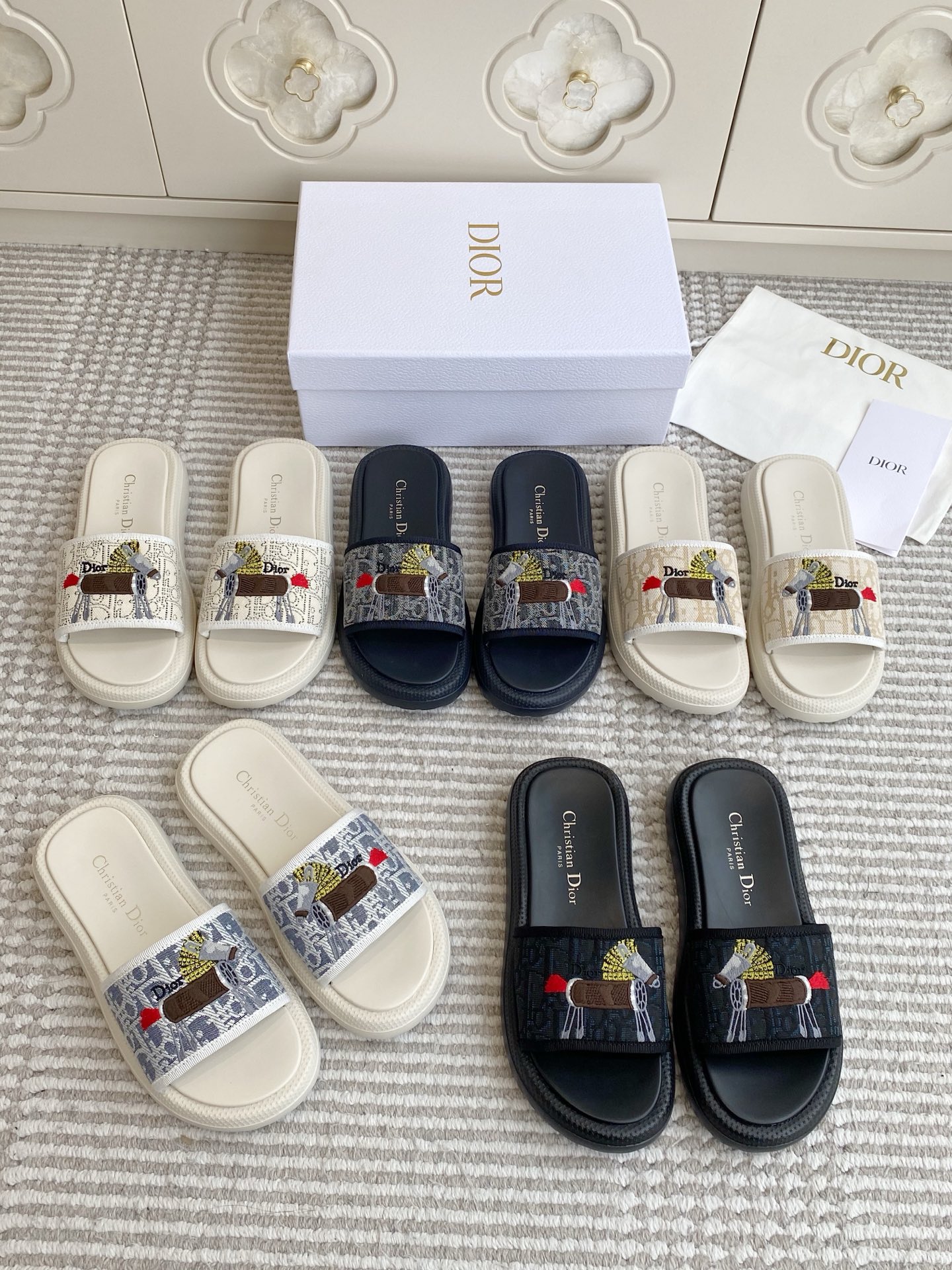 NO:760272,Dior's Trojan Horse Sandals Limited to the Year of the Horse. Wear childlike fun and presbyopia on your feet. In the new year, you should also walk briskly and succeed immediately. Slippers, dior, slippers19860909Dior 马年限定木马凉拖 把童趣和老花穿在脚上 新的一年,也要步履轻快,马到成功,拖鞋,dior,slippers,Women's Shoes