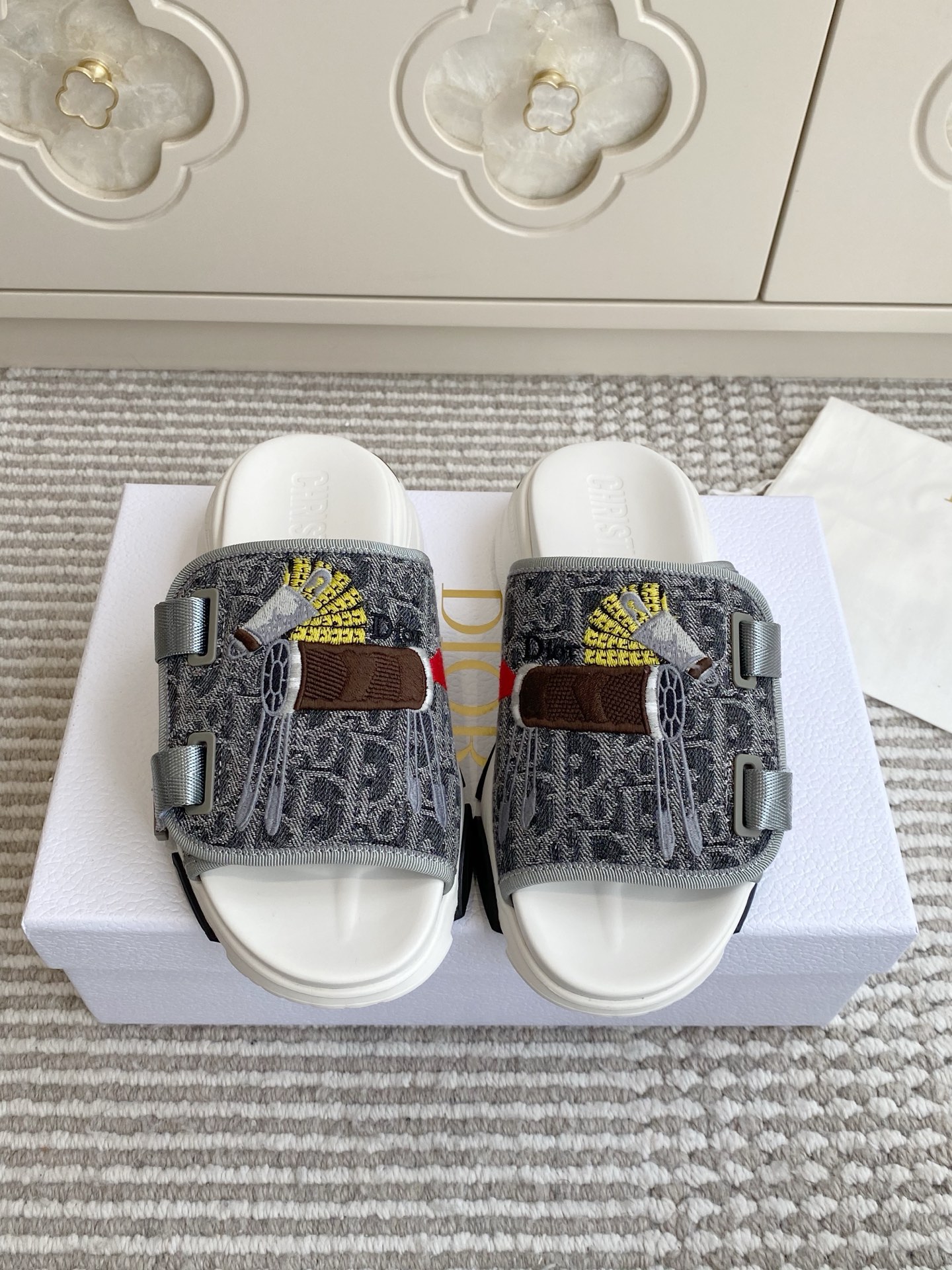 NO:760279,Batch Dior Dior 2026 Year of the Horse Limited Series·Childlike Trojan Horse Embroidered Velcro·Thick-soled Sandals This pattern is a special design launched by Dior to echo the Year of the Horse. It takes the playful and cute cartoon Trojan image as the core, paired with the brand's classic Oblique presbyopic shading and 'Dior' word embroidery, which not only retains the brand's elegant texture, but is also full of childlike fun. Original customized technical fabric 3D embroidery Original molded custom outsole  size35-41,slippers,dior,dior,slippers19860909批 Dior迪奥2026马年限定系列·童趣木马刺绣魔术贴·厚底凉拖鞋 这个图案是迪奥为呼应马年推出的特别设计,以俏皮可爱的卡通木马形象为核心,搭配品牌经典的 Oblique 老花底纹与“Dior”字样刺绣,既保留了品牌的优雅质感,又充满童真趣味. 原版定制科技面料3d刺绣 原版开模定制大底 size35-41,拖鞋,dior,dior,slippers,Women's Shoes