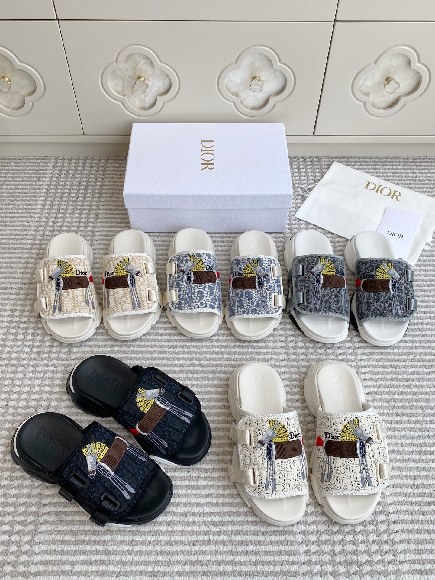 NO:760287,Who can resist a cute little wooden horse? Dior’s pair of Velcro sandals are so good at it!  Presbyopia + cute embroidery, comfortable and fashionable~, slippers, dior, slippers19860909谁能拒绝一只会卖萌的小木马呀 Dior这双魔术贴凉拖也太会了！ 老花+可爱刺绣,舒服又时髦～,拖鞋,dior,slippers,Women's Shoes