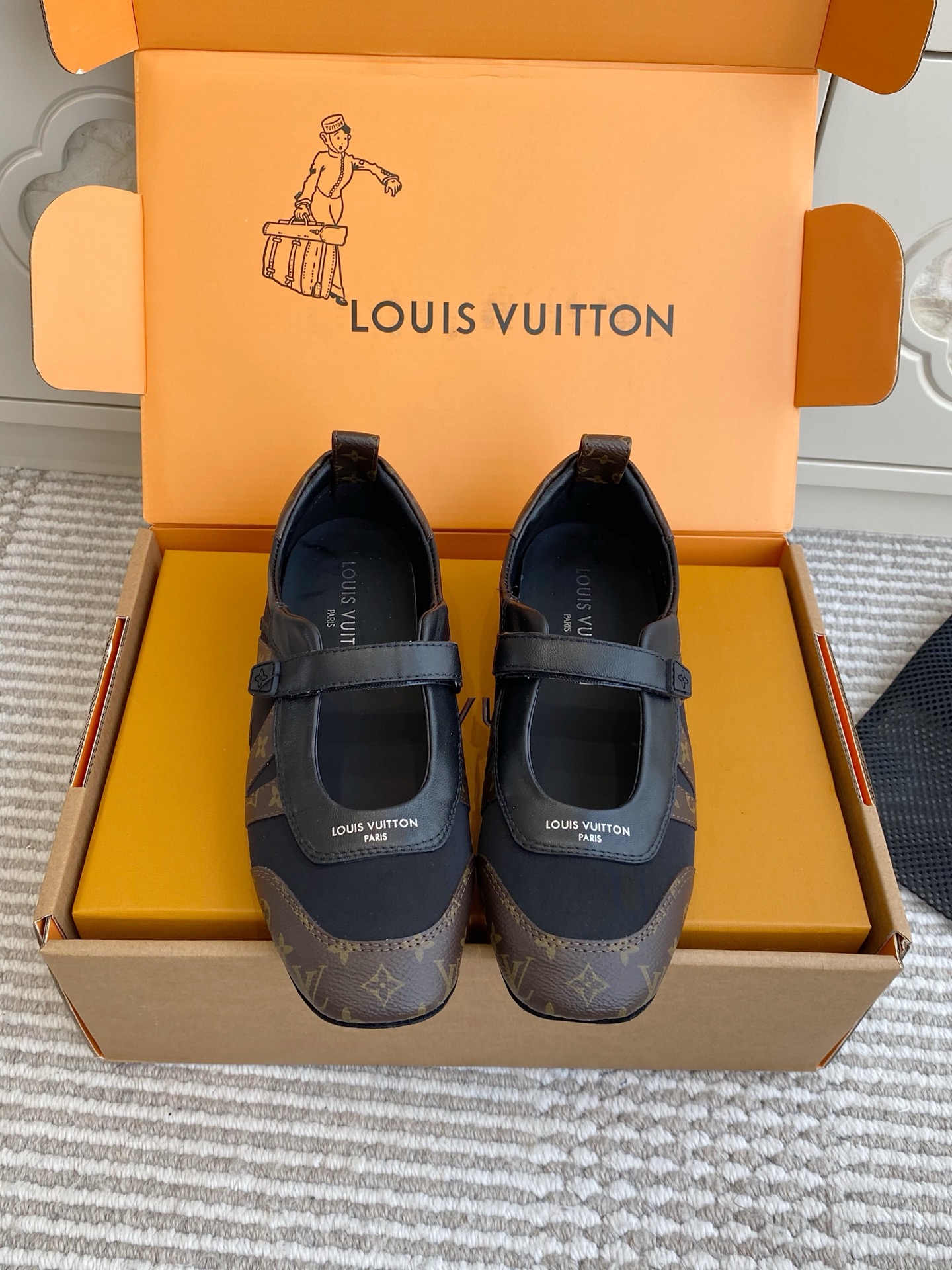 NO:760282,Batch (original box packaging) LV Donkey Brand·Mary Jane sneakers·Wear the colors of spring on your feet, white/black/blue/nude/rose red, each style hits the aesthetic point!  Classic presbyopic splicing + Velcro design, gentle and age-reducing, suede toe cap + leather splicing, full texture and durable. Whether it is commuting, dating or casual outings, you can find a suitable color. This pair of 'lazy shoes' is simply the universal formula for spring wear. Size35-42 (41/42 custom-made and non-refundable), casual shoes/sports shoes Mary Jane, Louis vuitton, Louis vuitton, mary  jane,sneakers,chamois leather19860909批（原版盒包装） LV驴牌·玛丽珍运动鞋·把春天的色彩都穿在脚上 白/黑/蓝/裸/玫红五色齐发,每一款都戳中审美点！ 经典老花拼接+魔术贴设计,温柔又减龄, 麂皮鞋头+皮革拼接,质感拉满还耐穿, 不管是通勤、约会还是休闲出街,都能找到适配色, 这双“懒人鞋”简直是春天穿搭的万能公式 Size35-42（41/42定做不退换）,休闲鞋/运动鞋玛丽珍,louis vuitton,louis vuitton,mary jane,sneakers,chamois leather,Women's Shoes