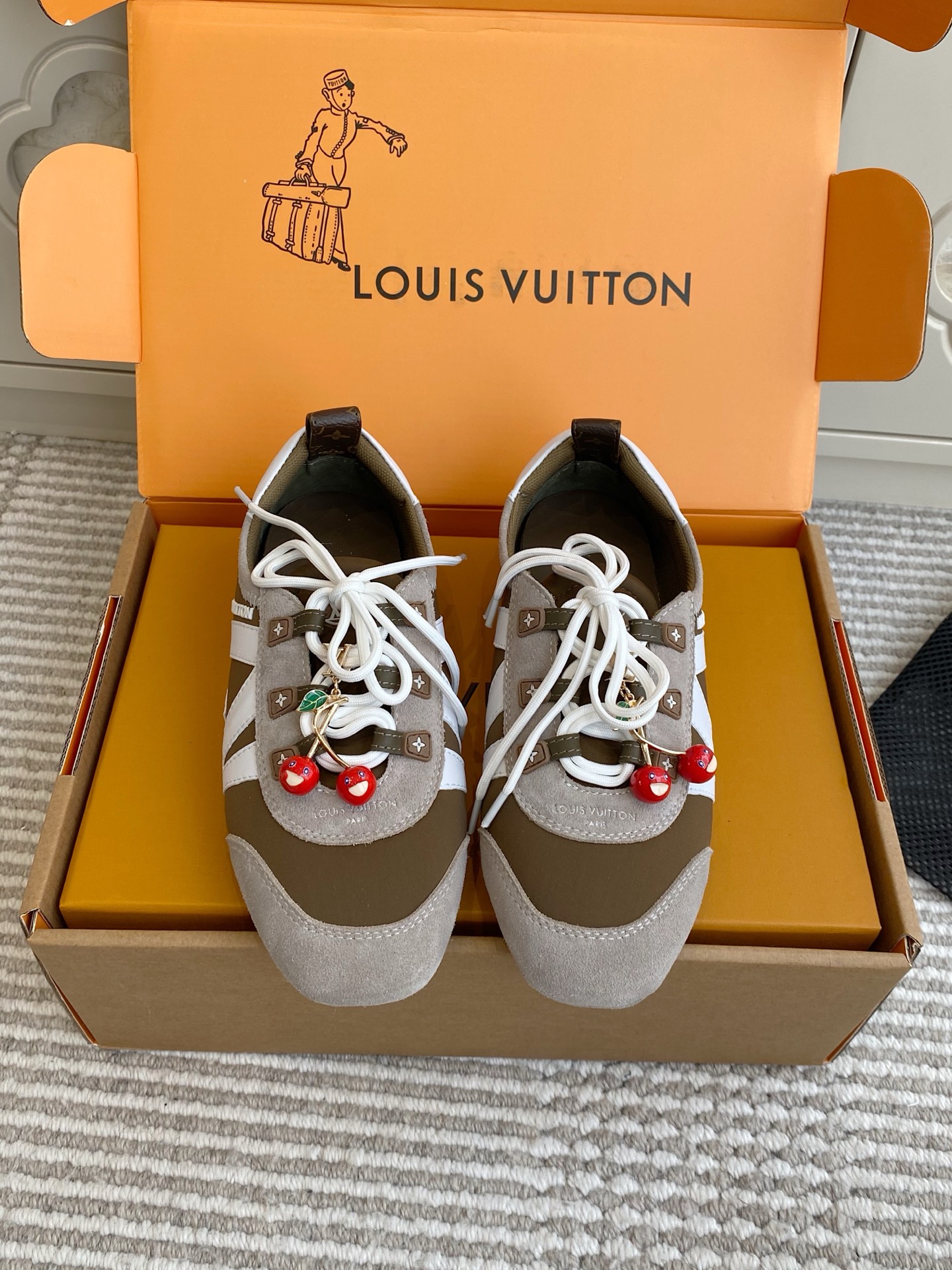 NO:760313,New color batch for women, men, cherry 50/set (packed in official website sync box) Purchasing-grade Louis Donkey Couple sneakerina Forrest training shoes·ballet sneakers LV Sneakerina ballet style sneakers are made of sheep leather, with suede cow leather trim and flexible TPU outsole. It creatively combines the comfortable texture of sneakers with the light structure of ballet shoes, which can flexibly control various occasions. LV logo and Monogram on the side  The canvas back strap is the finishing touch. The upper is imported cowhide/sheep leather/custom sequins, breathable mesh + sheepskin lining, original injection molded TPU outsole, size female 35-40 (34/41 custom made, non-returnable) size male 39-45, casual shoes/sports shoes Mary Jane, louis vuitton, louis vuitton, louis vuitton, louis vuitton, mary  jane,sneakers,cowhide,sheepskin,sheep19860909新色 批女 男 樱桃50/组（官网同步盒包装） 代购级Louis驴家情侣sneakerina 阿甘德训鞋·芭蕾运动鞋 LV Sneakerina 芭蕾风运动鞋取材羊皮革,搭配绒面牛皮革饰边和柔韧 TPU 外底,以创意巧思结合运动鞋的舒适质感和芭蕾舞鞋的轻盈构型,可灵活驾驭各式场合.侧面 LV 标识和 Monogram 帆布后袢带点睛细节. 鞋面进口牛皮/羊京/定制亮片 透气网+羊皮内里 原版注塑TPU大底 size女35-40（34/41定做不退换） size男码39-45,休闲鞋/运动鞋玛丽珍,louis vuitton,louis vuitton,louis vuitton,louis vuitton,mary jane,sneakers,cowhide,sheepskin,sheep,Women's Shoes