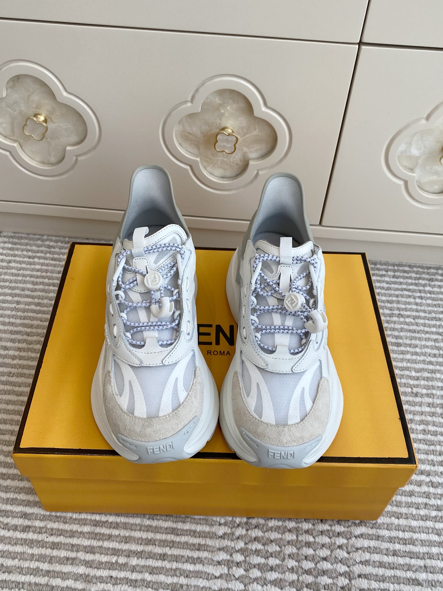 NO:760261,Batch Fendi Fendi Couple Flow series thick-soled dad shoes and sneakers. This pair of 'functional dad shoes' really hits the aesthetic point!  The white and gray color combination is clear and clean, the all-black model is full of coolness, the stitching of mesh + suede is full of layers, and the thick sole is also quietly increased, making it windy when you walk~ Whether it is paired with a suit or sportswear, it can instantly fill the atmosphere. It is the kind of long-lasting style that looks better the more you look at it!  Original customized imported calfskin original molded outsole size 35-45, dad shoes, fendi, fendi, sneakers, business suit, cowhide, chamois leather19860909批 Fendi 芬迪·情侣Flow系列厚底老爹鞋 运动鞋 这双「机能风老爹鞋」真的踩在审美点上！ 白灰拼色清透干净,全黑款酷感拉满,网面+麂皮的拼接层次拉满,厚底还悄悄增高,走路都带风～ 不管是配西装还是运动装,都能瞬间把氛围感拉满,是那种越看越上头的耐看款！ 原版定制进口小牛皮 原版开模大底 size35-45,老爹鞋,fendi,fendi,sneakers,business suit,cowhide,chamois leather,Women's Shoes