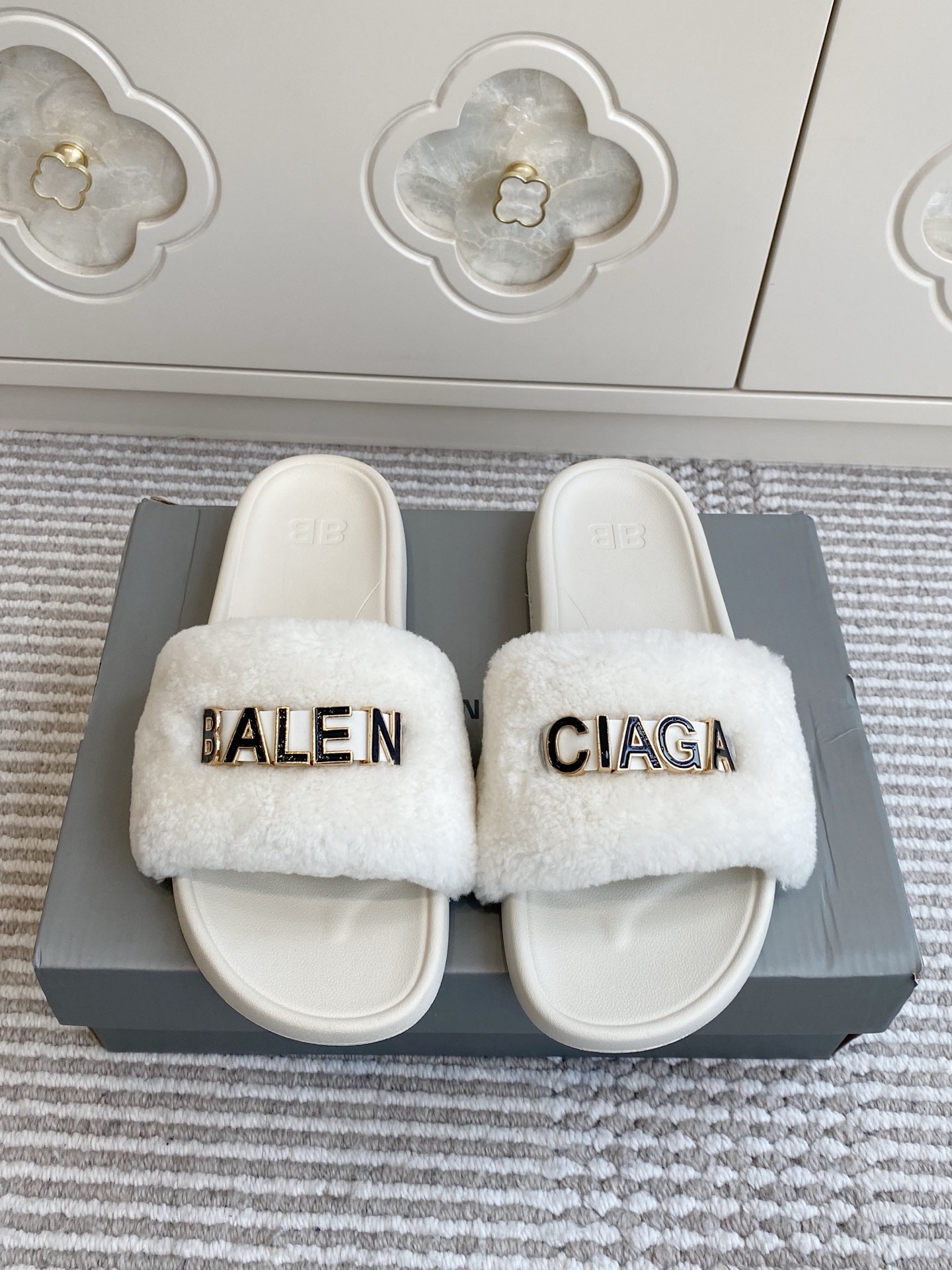 NO:760198,Batch Lazy and plush feel | Balenciaga Balenciaga·Plush letter sandals, put a sense of luxury on your feet. The soft fufu plush upper + metal letter logo, you can hit the fashionable aesthetic point at a glance!  Whether it's a lazy style at home or a casual style when going out, this pair can hold it perfectly and make you fashionable with your eyes closed!  size35-42 (41/42 customized, non-refundable), slippers, balenciaga, balenciaga, slippers19860909批 慵懒毛绒感｜Balenciaga 巴黎世家·毛绒字母凉拖鞋,把高级感穿在脚上 软fufu的毛绒鞋面+金属字母logo,一眼就戳中时髦精的审美点！ 不管是居家慵懒风还是出街随性风,这双都能完美hold住,时髦精闭眼冲！ size35-42（41/42定做不退换）,拖鞋,balenciaga,balenciaga,slippers,Women's Shoes