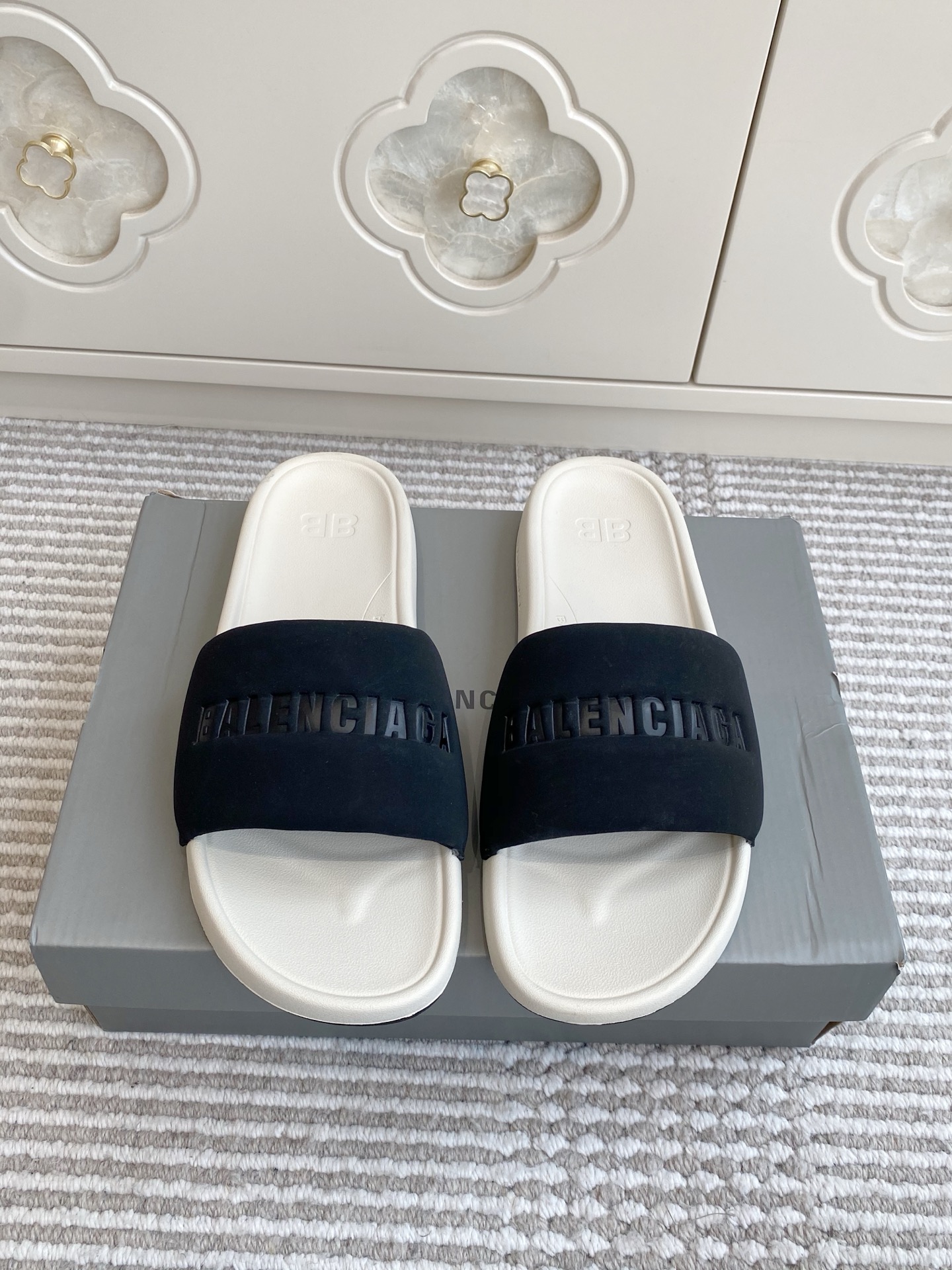 NO:760212,Batch Summer Dopamine｜Balenciaga Balenciaga·Solid color letter sandals, keep fashion at your feet. Simple silhouette + three-dimensional embossed logo, each pair has a high-end sense of walking, and can guarantee your lazy style all summer!  The three-dimensional embossed logo BALENCIAGA letters are clear and stylish, low-key and unobtrusive, and are highly recognizable. The soft elastic thick sole design feels like stepping on the clouds. It can be worn for a long time without getting tired and can quietly increase your height. It modifies the shape of the legs and makes them look slimmer. The joy of kicking is irresistible to both lazy people and fashionistas!  size35-42 (41/42 customized, non-refundable), slippers, balenciaga, balenciaga, slippers19860909批 夏日多巴胺｜Balenciaga 巴黎世家·纯色字母凉拖鞋,把时髦踩在脚下 简约廓形+立体压印logo,每一双都是行走的高级感,承包你整个夏天的慵懒穿搭！ 立体压印logoBALENCIAGA字母清晰有型,低调不张扬,辨识度拉满 软弹厚底设计踩云感脚感,久穿不累还能悄悄增高,修饰腿型超显瘦 一脚蹬的快乐,懒人党和时髦精都无法拒绝！ size35-42（41/42定做不退换）,拖鞋,balenciaga,balenciaga,slippers,Women's Shoes