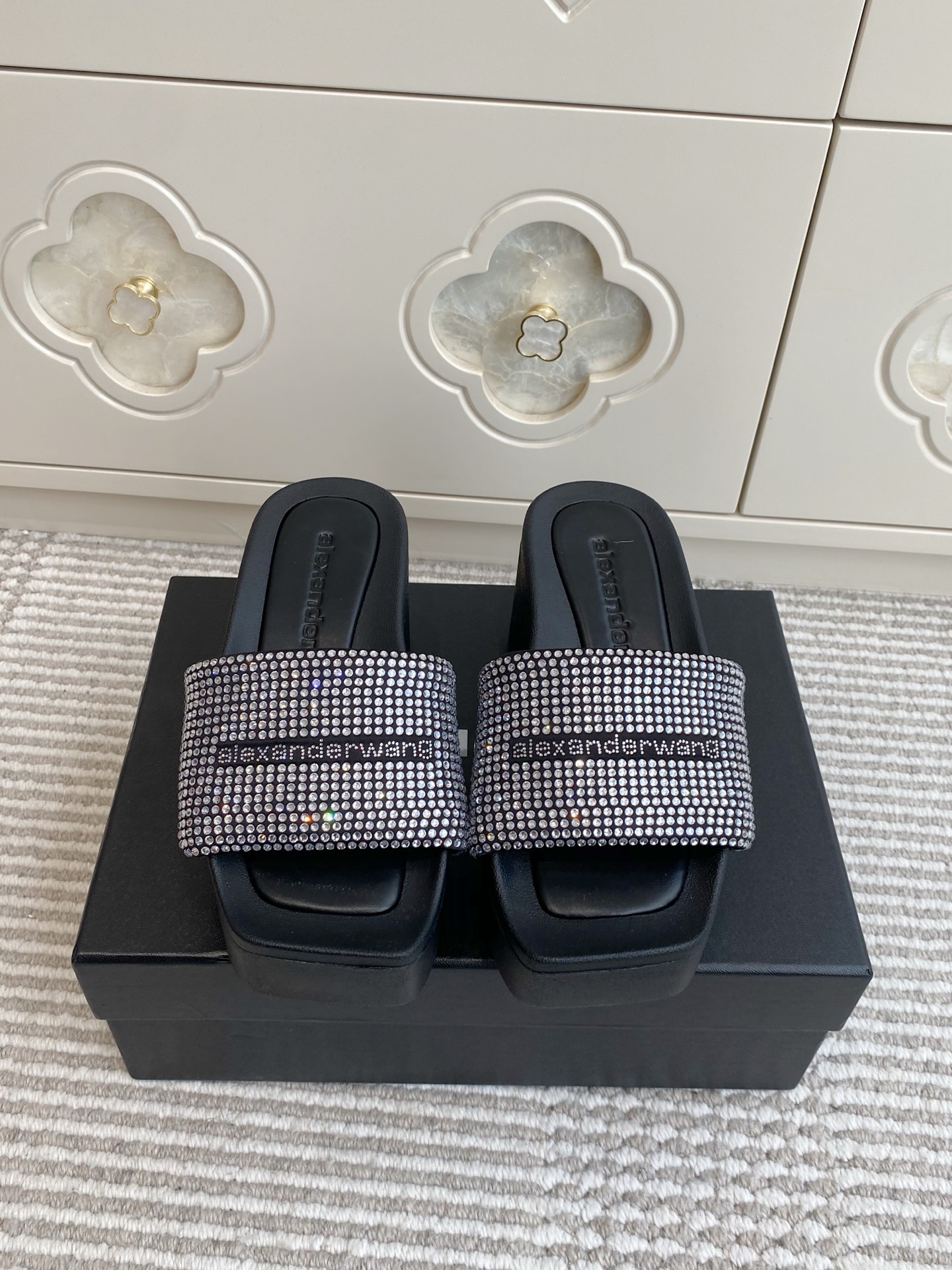 NO:924061,Batch Alexander Wang·大王·Early spring new thick-soled sandals with diamonds. Who can resist this pair of Alexander Wang sandals that will shine!  The shoelaces full of diamonds are really amazing. They sparkle in the sun or under the light. The square toe makes the feet smaller. The thick sole can also secretly increase the height. The black bottom is durable and versatile. It looks good with anything. It is a sophisticated sister when worn at work. It is a hot girl when worn at disco. It is a great photo-shooter and has a high turnaround rate. Paired with a midriff-baring top and miniskirt, it directly adds to the atmosphere. Walking with windy flash, it is dazzling and flamboyant at night. The upper is silk with hot rhinestones and the lining is sheepskin.  Foam outsole, size 35-40 (customized size 40 is non-refundable), heel height 8cm, slippers, alexander wang, slippers, skirts, sheepskin19860909批 Alexander Wang·大王·早春新款厚底满钻凉拖鞋 谁能拒绝这双会发光的Alexander Wang凉拖！ 满钻鞋带真的太绝了,阳光下、灯光下都闪到失语,方头显脚小,厚底还能偷偷增高,黑底耐脏又百搭,配什么都好看,上班穿是精致姐姐,蹦迪穿是辣妹天花板,拍照巨出片,回头率直接爆表. 配露腰上衣、超短裙,氛围感直接拉满,走路带风的闪,是属于夜晚的耀眼与张扬. 鞋面丝绸烫钻 内里羊皮 大底发泡大底 size35-40码（40码定制不退换） 跟高8cm,拖鞋,alexander wang,slippers,skirts,sheepskin,Women's Shoes