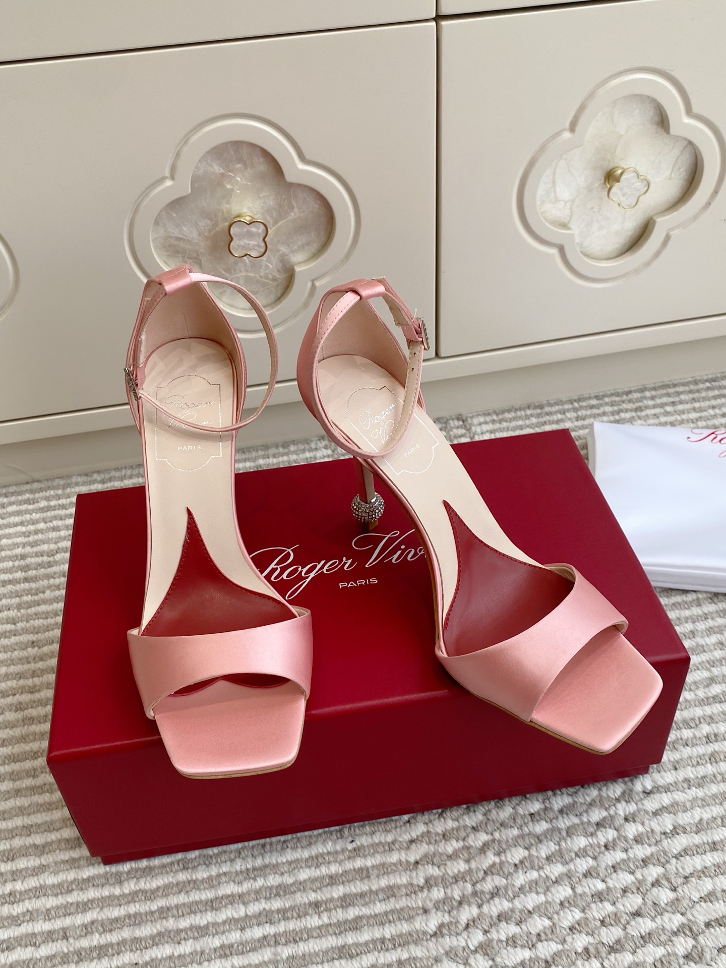 NO:784736,批 Roger Vivier 罗杰·维维亚RV缎面水钻高跟一字带鱼嘴凉鞋 法式优雅的终极答案,被Vivier狠狠拿捏了！  The imported silk satin comes with a soft light filter, the square toe design modifies the foot shape, and the heel is inlaid with diamonds and stilettos, giving you a shimmering starlight when you walk. The three colors of black/beige/pink provide you with a sense of sophistication in all occasions. Commuting, dating, weddings, dinners, a pair of shoes can suit all scenes!  Upper imported silk/sheepskin lining Imported genuine leather outsole Heel height 10cm size35-39 (34/40/41 customized), high heels and sandals, roger vivor, sandals, high heels, sheepskin, real silk, Leather soles19860909批 Roger Vivier 罗杰·维维亚RV缎面水钻高跟一字带鱼嘴凉鞋 法式优雅的终极答案,被Vivier狠狠拿捏了！ 进口真丝缎面自带柔光滤镜,方头设计修饰脚型, 后跟镶嵌满钻细跟,走路都带着细碎星光 黑/米/粉三色,承包你所有场合的精致感 通勤、约会、婚礼、晚宴,一双鞋搞定全场景穿搭！ 鞋面进口真丝 /羊皮内里 进口真皮大底 跟高10cm size35-39（34/40/41定做）,高跟鞋凉鞋,roger vivier,sandals,high heels,sheepskin,real silk,Leather soles,Women's Shoes