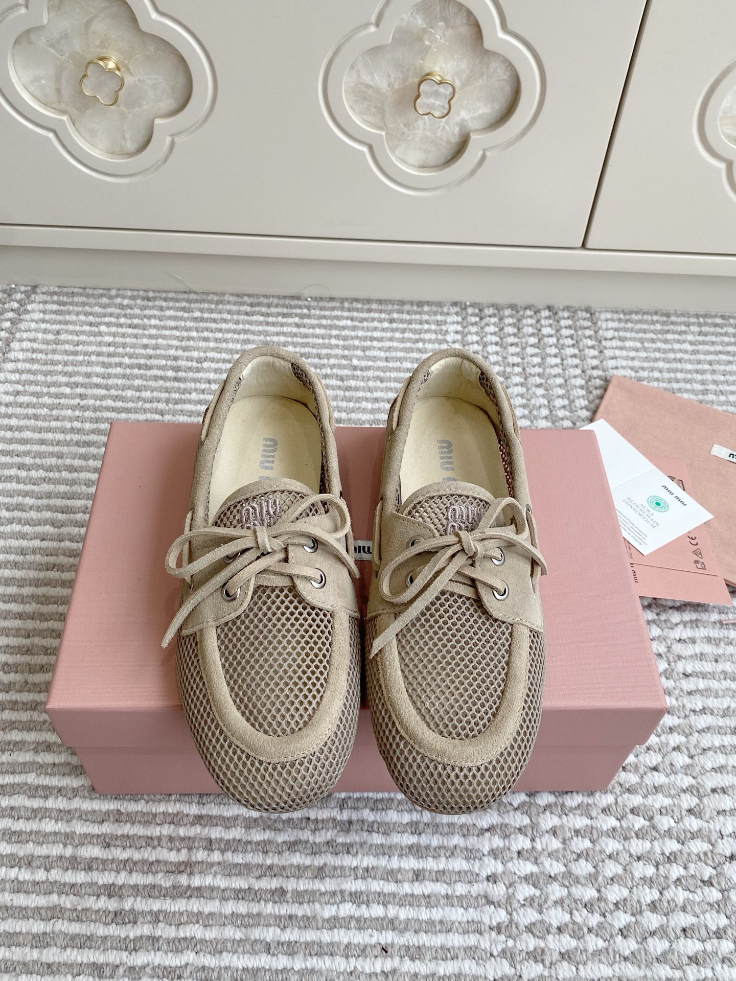 NO:785305,Batch Miu Miu · Miu Miu · Mesh suede boat shoes · Slip-on loafers Inspired by the academic wardrobe classic, reinterpreted in a summer lightweight version The collision of custom mesh and suede combines breathability and delicate texture. Iconic star rubber outsole with screen-printed logo insole size 35-39 (custom-made 40/41), loafers, miumiu, loafers, chamois leather19860909批 Miu Miu ·缪缪·网眼麂皮船鞋·一脚蹬乐福鞋 灵感源自学院风衣橱经典,以夏季轻盈版本焕新演绎 定制网面与麂皮的碰撞,将透气感与细腻质感融于一体 标志性星星橡胶大底,搭配丝网印花徽标内底 size35-39（40/41定做）,乐福鞋,miumiu,loafers,chamois leather,Women's Shoes