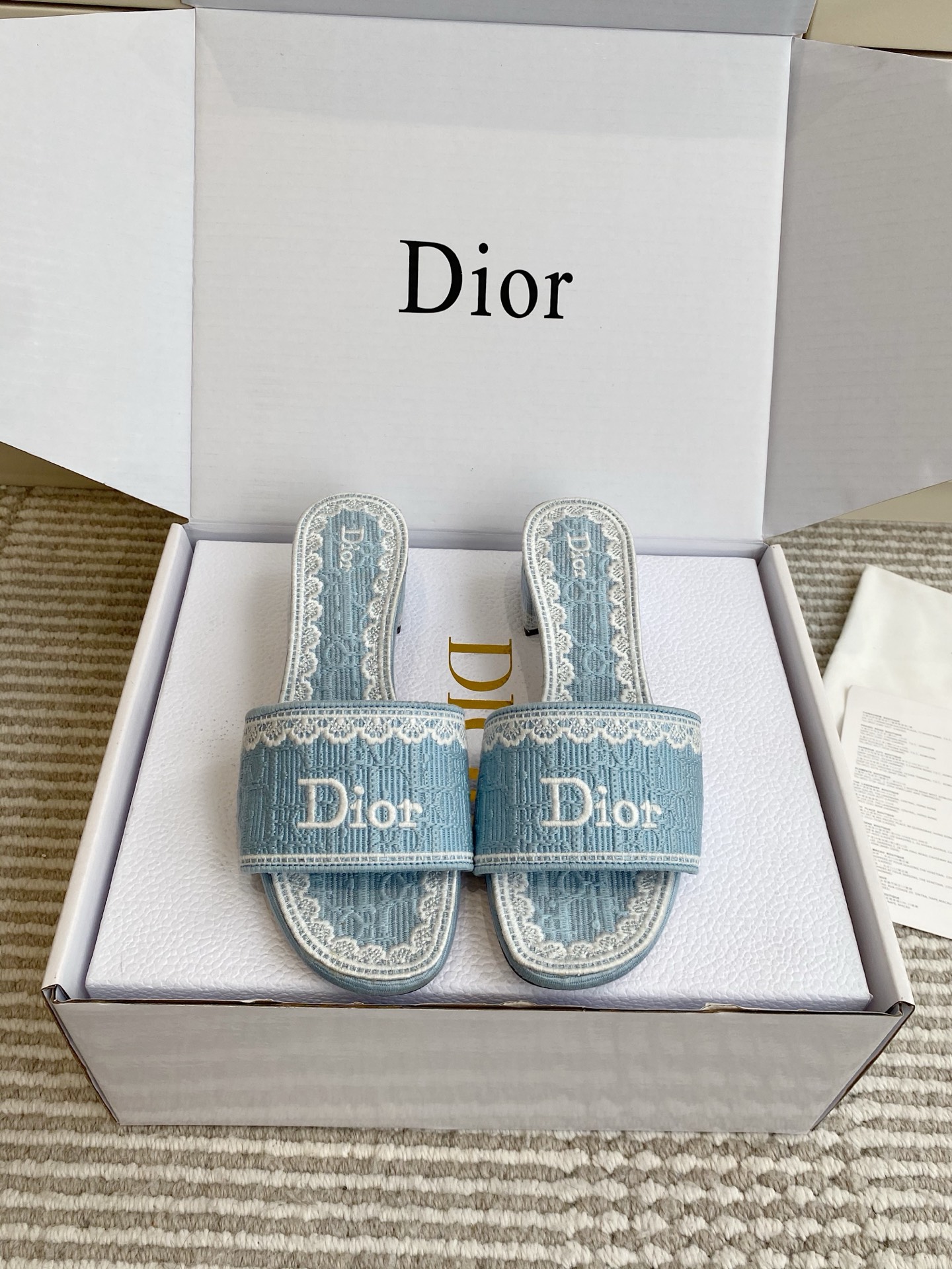 NO:924013,Flat sole, thick heel (original box) Dior Dentelle lace 3D embroidered mules sandals. Created by Jonathan Anderson for Dior, it reshapes summer shoe classics with French elegance.  The Oblique jacquard upper is made of selected cotton fabrics. The iconic lace trim surrounds the shoe body and the 'Dior' brand logo is embellished on the front, integrating haute couture craftsmanship and romantic details. The 4.5cm square thick heel design modifies the leg shape while ensuring walking stability. The square toe profile is suitable for all types of feet. The soft leather insole brings a comfortable on-foot experience. Material Customized cotton 3D embroidery/sheepskin lining Imported genuine leather outsole  size35-39 (40/41 customized, non-returnable), slippers, dior, dior, slippers, sheepskin, Leather soles19860909批平底 粗跟（原版盒） Dior ·迪奥·Dentelle 蕾丝花边3D刺绣穆勒凉拖鞋 由乔纳森·安德森为迪奥倾情打造,以法式优雅重塑夏日鞋履经典. 精选棉质面料打造Oblique提花鞋面,标志性蕾丝饰边环绕鞋身,正面点缀「Dior」品牌标识,将高定工艺与浪漫细节融于一体；4.5cm方形粗跟设计,修饰腿型同时保障行走稳定性,方头廓形适配各类脚型,柔软皮革内底带来舒适上脚体验. 材质定制棉质3D刺绣/羊皮内里 进口真皮大底 size35-39（40/41定做不退换）,拖鞋,dior,dior,slippers,sheepskin,Leather soles,Women's Shoes