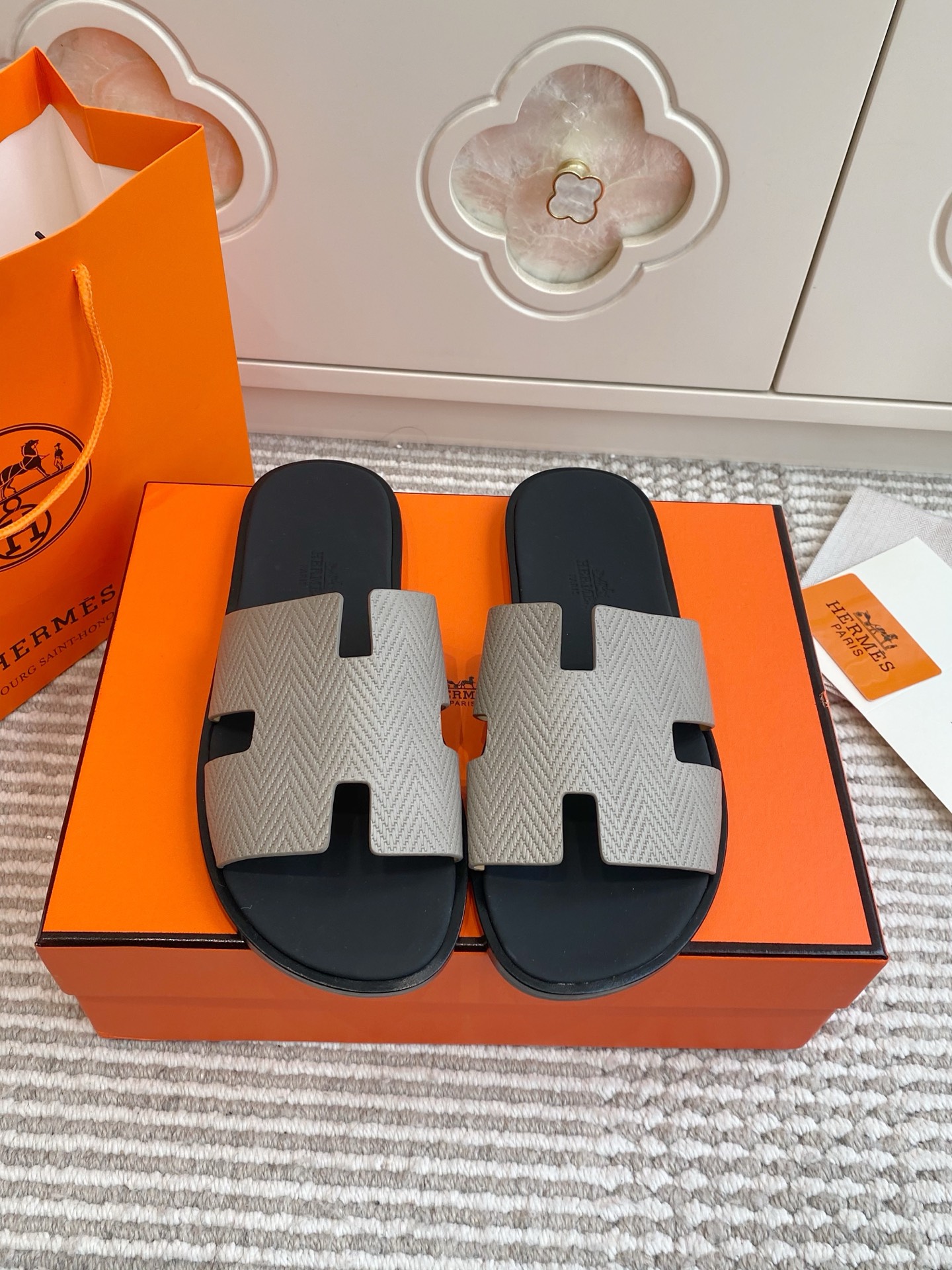 NO:789989,Batch (couple model) Hermes·Hermès·Izmir H ​​slippers｜Standard for summer style Iconic H-shaped cut, crafted from cowhide, stiff, breathable and not stuffy. The upper and lower feet are neat and elegant, easy to handle when commuting and vacationing. French gentleman feeling, one shoe unlocks all summer scenes. Imported palm print·ostrich grain cowhide with genuine leather outsole size 35-45, slippers, hermes, hermes, slippers, cowhide, Leather soles19860909批（情侣款） Hermes·爱马仕·Izmir H拖鞋｜夏日型格标配 标志性H型切割,牛皮匠心打造,挺括透气不闷脚 上脚利落显气场,通勤度假轻松拿捏 法式绅士感,一鞋解锁所有夏日场景 进口掌纹·鸵鸟纹牛皮搭配真皮大底 size35-45,拖鞋,hermes,hermes,slippers,cowhide,Leather soles,Women's Shoes