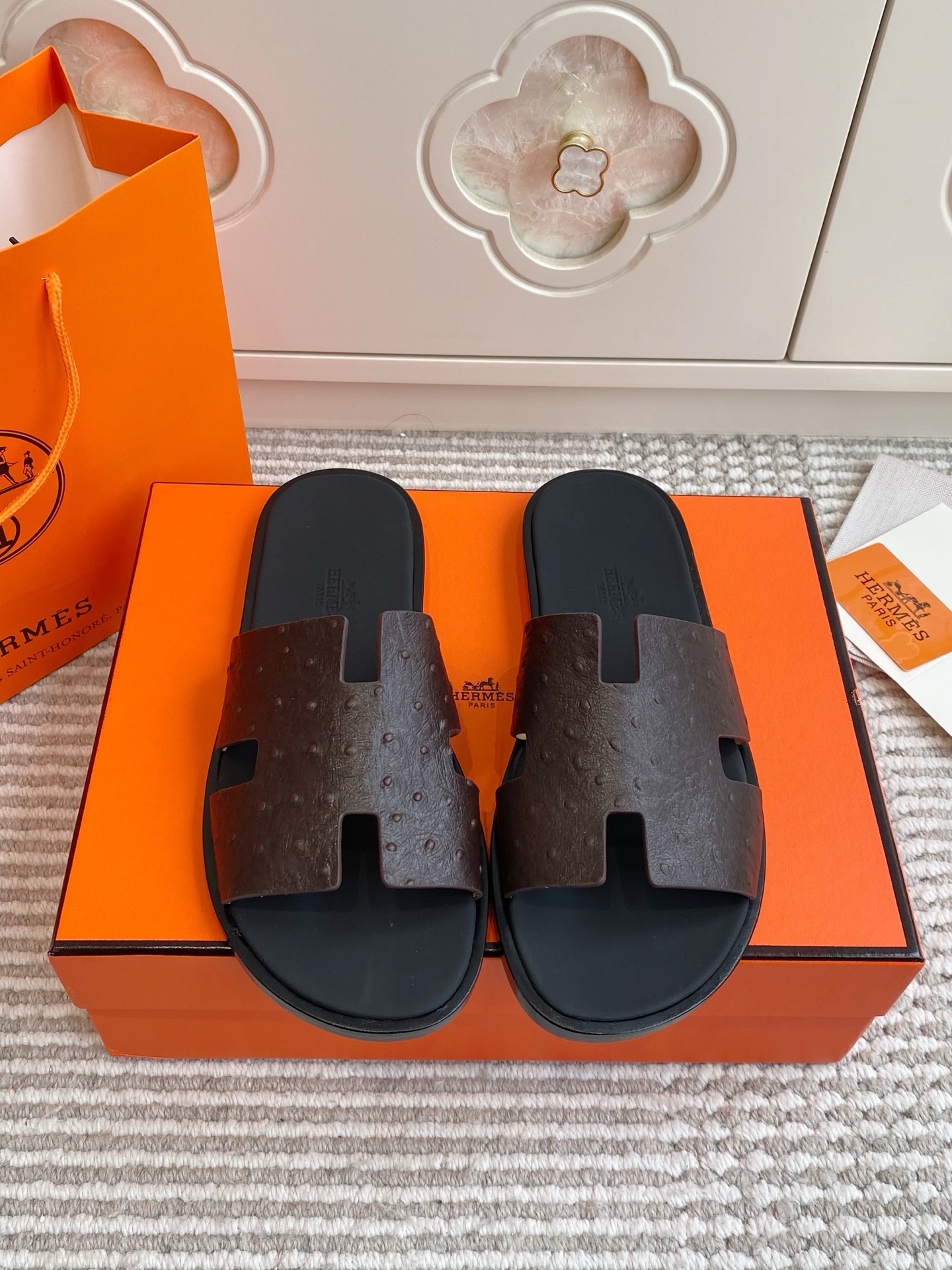 NO:789993,Batch (couple model) Hermes·Hermès·Izmir H ​​slippers｜Standard for summer style Iconic H-shaped cut, crafted from cowhide, stiff, breathable and not stuffy. The upper and lower feet are neat and elegant, easy to handle when commuting and vacationing. French gentleman feeling, one shoe unlocks all summer scenes. Imported palm print·ostrich grain cowhide with genuine leather outsole size 35-45, slippers, hermes, hermes, slippers, cowhide, Leather soles19860909批（情侣款） Hermes·爱马仕·Izmir H拖鞋｜夏日型格标配 标志性H型切割,牛皮匠心打造,挺括透气不闷脚 上脚利落显气场,通勤度假轻松拿捏 法式绅士感,一鞋解锁所有夏日场景 进口掌纹·鸵鸟纹牛皮搭配真皮大底 size35-45,拖鞋,hermes,hermes,slippers,cowhide,Leather soles,Women's Shoes