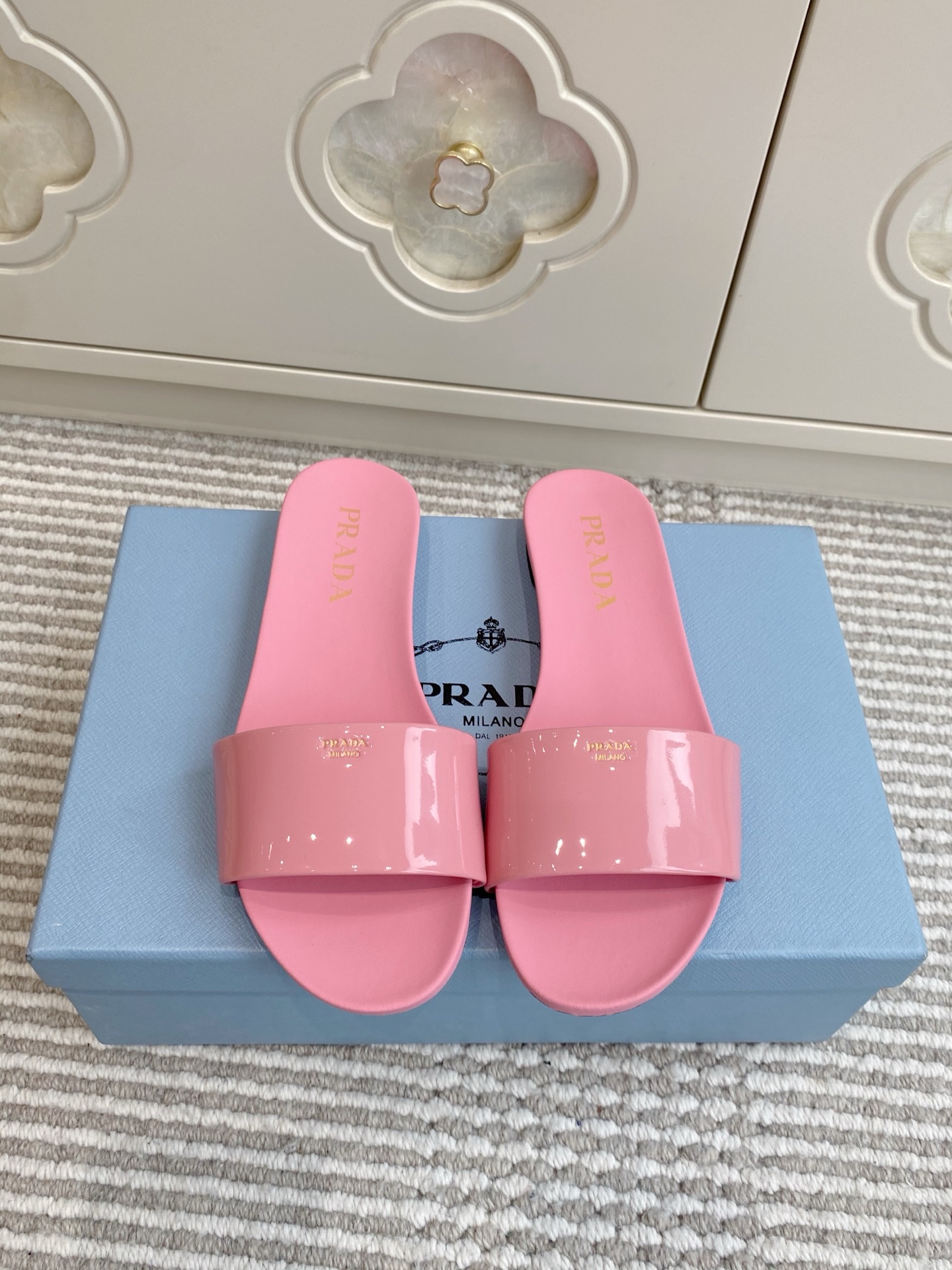 NO:785353,Batch Prada · New Patent Leather Flat Sandals. The glossy patent leather has a cool and shiny feel. The very simple strap design does not pick up on the shape of the foot. The Prada logo on the shoelace is low-key and recognizable. Sweet and cool girls will be locked in!  The flat design is so familiar with daily life!  It can be worn when shopping, at the beach, or in cafes. It has its own fashionable filter when paired with jeans and skirts ~ size 35-39 (customized at 40.41), slippers, prada, slippers, skirts, jeans19860909批 Prada·新款漆皮平底凉拖鞋 亮面漆皮自带清冷光泽感,极简单带设计不挑脚型,鞋带上的Prada标识低调又有辨识度,甜酷女孩直接锁死！ 平底设计太懂日常了！逛街、海边、咖啡馆都能穿,搭配牛仔裤、小裙子都自带时髦滤镜～ size35-39（40.41定做）,拖鞋,prada,slippers,skirts,jeans,Women's Shoes