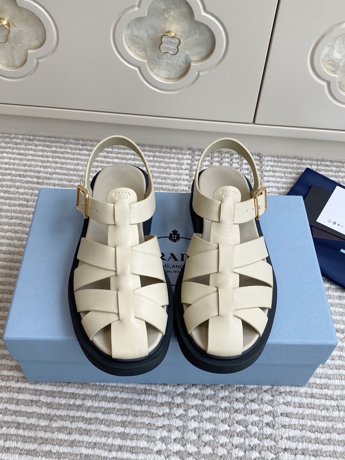 NO:785332,Batch purchasing agent Prada's new retro Roman sandals, P's minimalist high-end style, classic cage woven hollow, metal buckle at the back, Prada logo hot stamped inside the shoe, Italian craftsmanship to create a retro summer texture. YB disassembly, purely hand-woven, soft leather upper texture, low flat heel, not tired after walking all day. Retro cage woven, breathable and not stuffy, modifies the foot shape and looks super slim  Available in black/off-white/dark brown, suitable for jeans and dresses, size 35-39 (customized at 40.41), sandals, prada, sandals, skirts, jeans19860909批 代购级Prada新款复古罗马凉鞋 P家极简高级风,经典笼式编织镂空、后绊带金属搭扣、鞋内烫印Prada标识,意大利工艺打造复古夏日质感 YB拆卸,纯手工编织,软皮革鞋面质感拉满 低平跟,暴走一天都不累脚 复古笼式编织,透气不闷脚,修饰脚型超显瘦 黑/米白/深棕三色全齐,搭牛仔裤、连衣裙都适配 size35-39（40.41定做）,凉鞋,prada,sandals,skirts,jeans,Women's Shoes