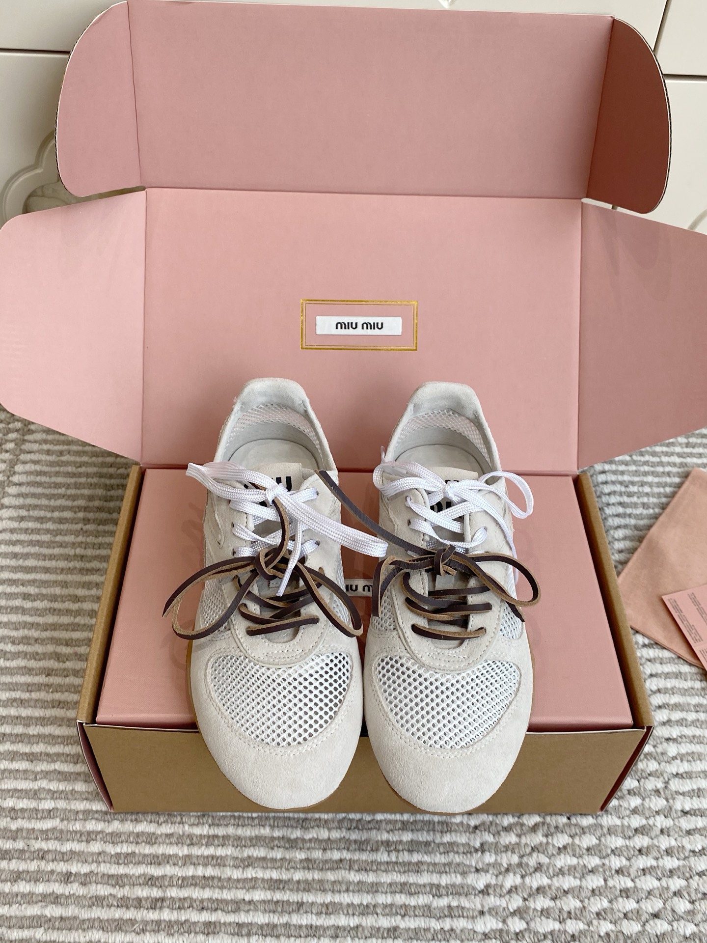 NO:785322,Batch (original box packaging) Miumiu·Miu Miu·Gymnasium mesh breathable moral training shoes and casual sports shoes are based on the silhouette of retro moral training shoes, blending breathable mesh fabric and fine suede leather to create a light and breathable wearing experience. The iconic Miu Miu logo tongue and double shoelace design highlight the brand recognition; the rubber outsole is equipped with anti-slip texture, taking into account comfort and practicality.  Mesh + suede stitched upper, breathable and not stuffy, delicate texture. Double shoelaces + logo tongue, directly filling the brand atmosphere. Sheepskin lining. Original molded outsole size 35-39 (customized for 40), casual shoes/sports shoes, miumiu, sneakers, sheepskin19860909批（原版盒包装） Miumiu·缪缪·Gymnasium 网面透气德训鞋·休闲运动鞋 以复古德训鞋廓形为基底,融合透气网眼织物与细腻绒面皮革,打造轻盈透气的穿着体验.标志性 Miu Miu 徽标鞋舌与双鞋带设计,彰显品牌辨识度；橡胶外底搭配防滑纹路,兼顾舒适与实用性. 网眼+绒面拼接鞋面,透气不闷脚,质感细腻 双鞋带+徽标鞋舌,品牌氛围感直接拉满 羊皮内里 原版开模大底 size35-39（40定做）,休闲鞋/运动鞋,miumiu,sneakers,sheepskin,Women's Shoes