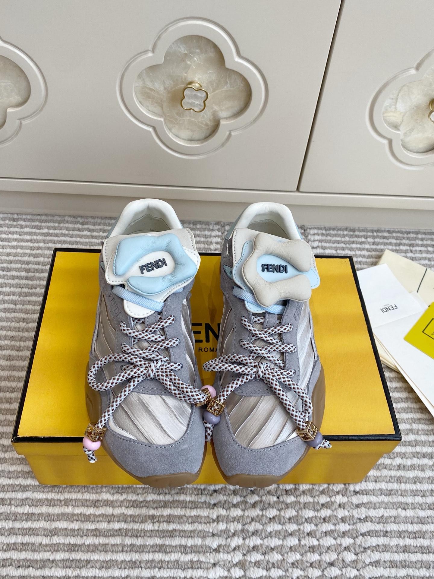 NO:785313,Batch FENDI Wave Sunflower Sneakers, Retro Moral Shoes. This pair of FENDI Wave Mortal Shoes really impressed me. It comes with a soft light filter and is gentle and retro on the feet. It makes you walk with wind!  The detachable colorful tongue is simply the soul. You can unlock different styles by changing the color. It is matched with two-color woven laces and FENDI metal buckles, and the details are full of details. Material: pleated satin fabric + suede cowhide stitching upper + sheepskin lining, wavy rubber non-slip outsole size 35-39 (customized for 40), casual shoes/sports shoes, fendi, sneakers, cowhide, sheepskin19860909批 FENDI Wave 太阳花运动鞋 复古德训鞋 这双FENDI Wave德训鞋真的把我拿捏了,自带柔光滤镜,上脚温柔又复古,走路都带风！可拆卸的彩色鞋舌简直是灵魂,换个颜色就能解锁不同风格,搭配双色编织鞋带和FENDI金属饰扣,细节直接拉满 材质褶皱缎面织物+反绒牛皮拼接鞋面+羊皮内里,波浪形橡胶防滑外底 size35-39（40定做）,休闲鞋/运动鞋,fendi,sneakers,cowhide,sheepskin,Women's Shoes