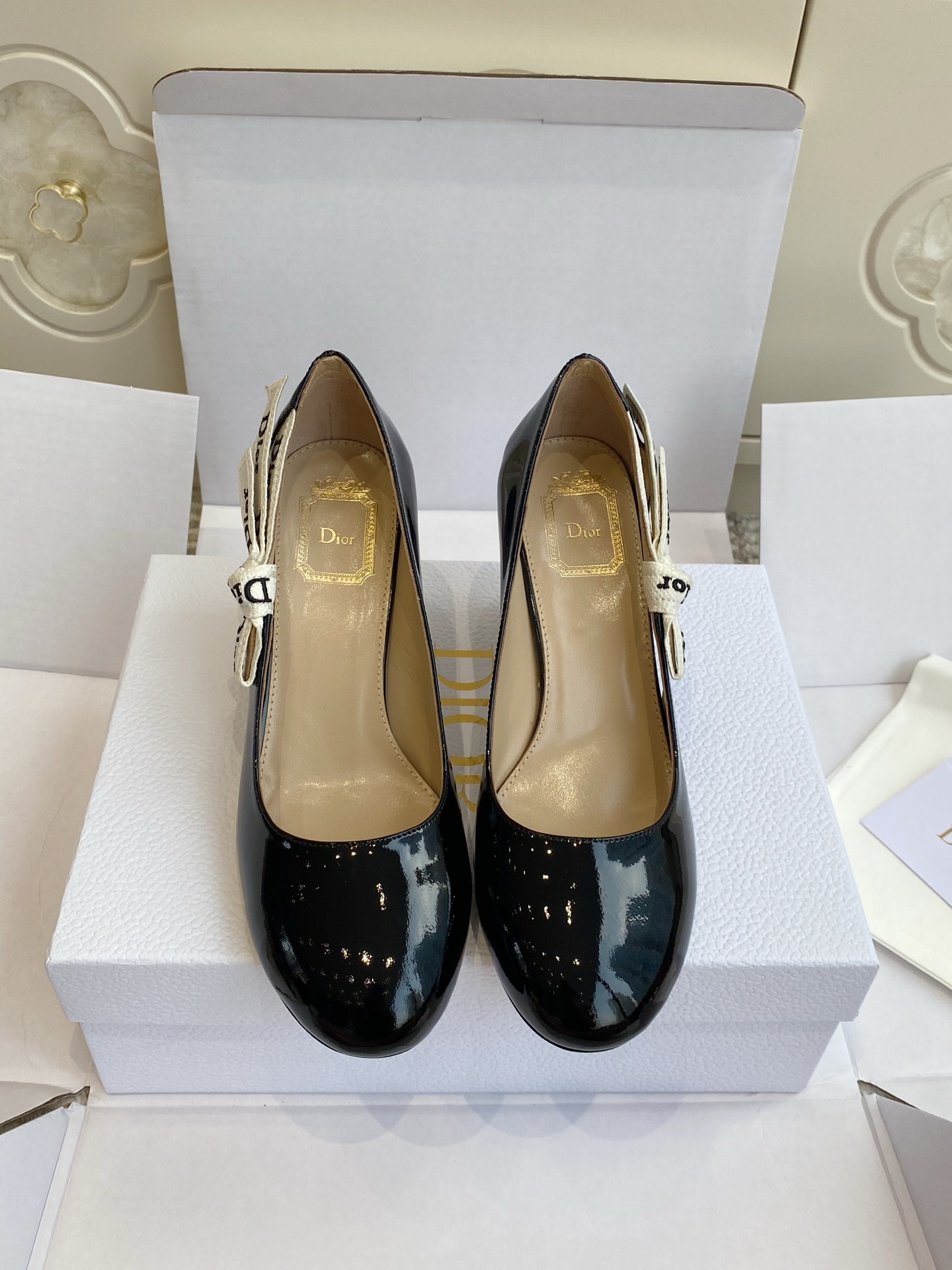 NO:924182,Batch (original box packaging) Dior·Dior 26SS spring and summer JA new web bow round-toe patent leather shoes. The design perfectly captures the French retro aesthetic point, with iconic decorative embellishments and low-key recognition. The rounded toe and neat lines can not only modify the foot shape, but also bring an effortless gentle temperament. Whether it is paired with a commuting outfit or a date dress, it can easily create an elegant atmosphere.  The foot feel experience is also completely online, the shoe shape fits the foot shape, and there is no discomfort on the upper foot at all. The soft lining allows you to maintain comfort even if you wear it for a long time. Upper cow patent leather, inner sheepskin outsole, Italian genuine leather outsole, size 35-42 (customized sizes 40, 41, and 42 are non-returnable), heel height 2cm, thick heel 8cm, single shoes, dior, dior, skirts, sheepskin, leather soles19860909批（原版盒包装） Dior·迪奥26SS春夏JA新款织带蝴蝶结圆头漆皮单鞋 设计上完美踩中了法式复古的审美点,标志性的装饰点缀,自带低调的辨识度,圆润的鞋头搭配利落的线条,既能修饰脚型,又自带毫不费力的温柔气质,不管是搭配通勤装还是约会裙装,都能轻松穿出优雅氛围感. 脚感体验也完全在线,鞋型贴合脚型,上脚完全不会有挤脚的不适感,软乎乎的内里让久穿也能保持舒适感. 鞋面牛漆皮 内里羊皮 大底意大利真皮大底 size35-42码（40、41、42码定制不退换） 跟高2cm 粗跟8cm,单鞋,dior,dior,skirts,sheepskin,Leather soles,Women's Shoes