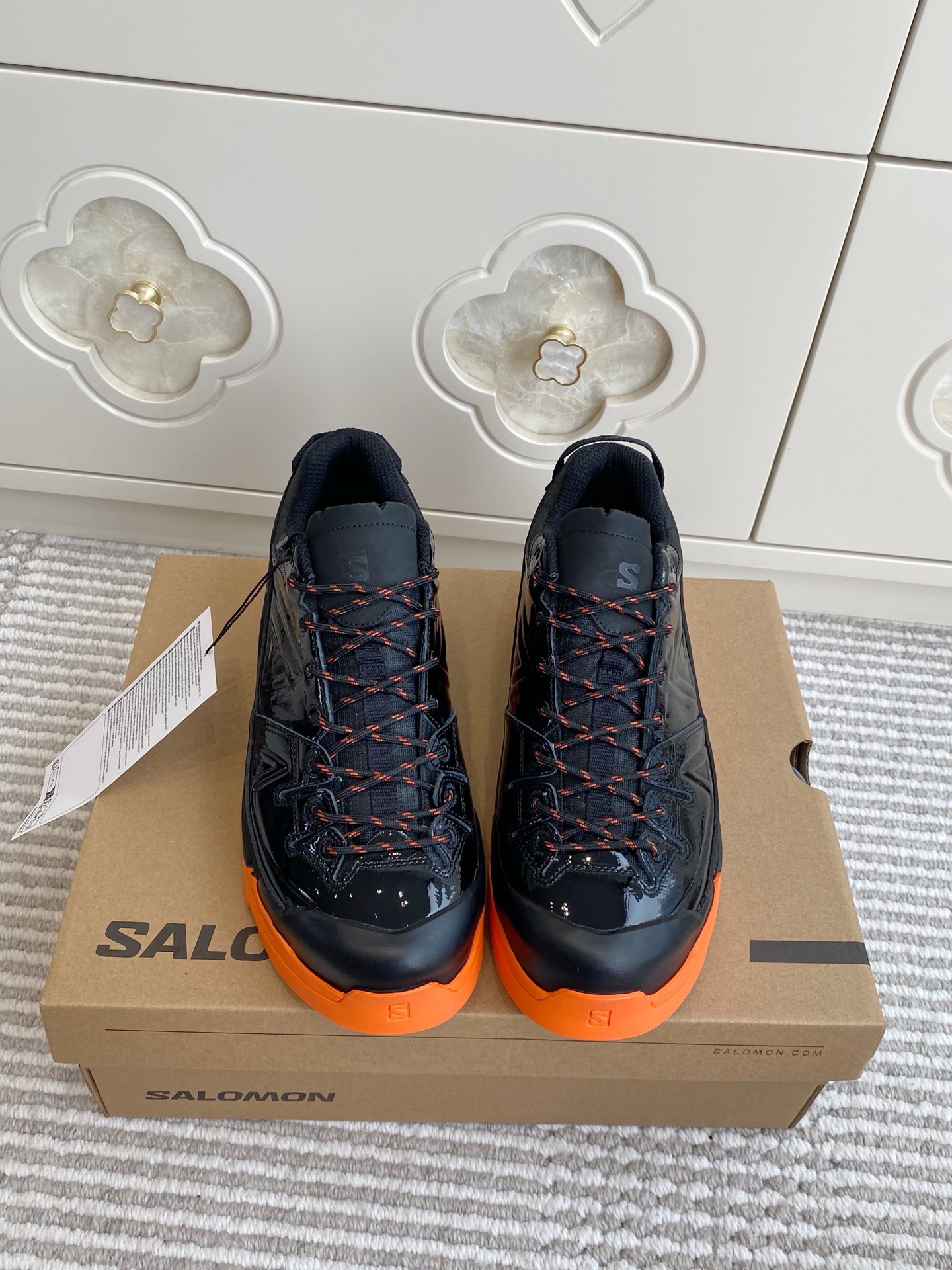 NO:816089,Salomon X-ALP RECON joint model | Glacier aesthetic explosion·Couple mountaineering sneakers X-ALP RECON pays homage to the spirit of mountain glacier adventure. It collides and blends the classic mountaineering approach shoe genes with the ice-like glossy texture and glacier tones, and uses three limited colors to interpret the pioneering expression of outdoor aesthetics.  The shiny material of the shoe body is like the cold sheen refracted by the ice field. The black base is matched with fluorescent green/electric blue/vibrant orange contrasting colors. The upper foot directly unlocks the 'dark functional style' layering. Whether it is wide-leg pants or overalls, it can create a high-street feel. Material cow patent leather + technical fabric + breathable mesh lining + rubber outsole size female 35-40 male 40-45, casual shoes/sports shoes, loro piana, sneakers19860909Salomon X-ALP RECON联名款｜冰川美学炸场·情侣登山运动鞋 X-ALP RECON 致敬高山冰川探险精神,将经典登山Approach Shoe基因,与冰面般的亮面质感、冰川色调碰撞融合,以三大限定配色演绎户外美学的先锋表达. 鞋身的亮面材质像极了冰原折射的冷冽光泽,黑调基底搭配荧光绿/电光蓝/活力橙撞色,上脚直接解锁“暗黑机能风”的层次感,不管是阔腿裤还是工装裤都能搭出高街感. 材质牛漆皮+科技面料+透气网里+橡胶大底 size女35-40 男40-45,休闲鞋/运动鞋,loro piana,sneakers,Women's Shoes
