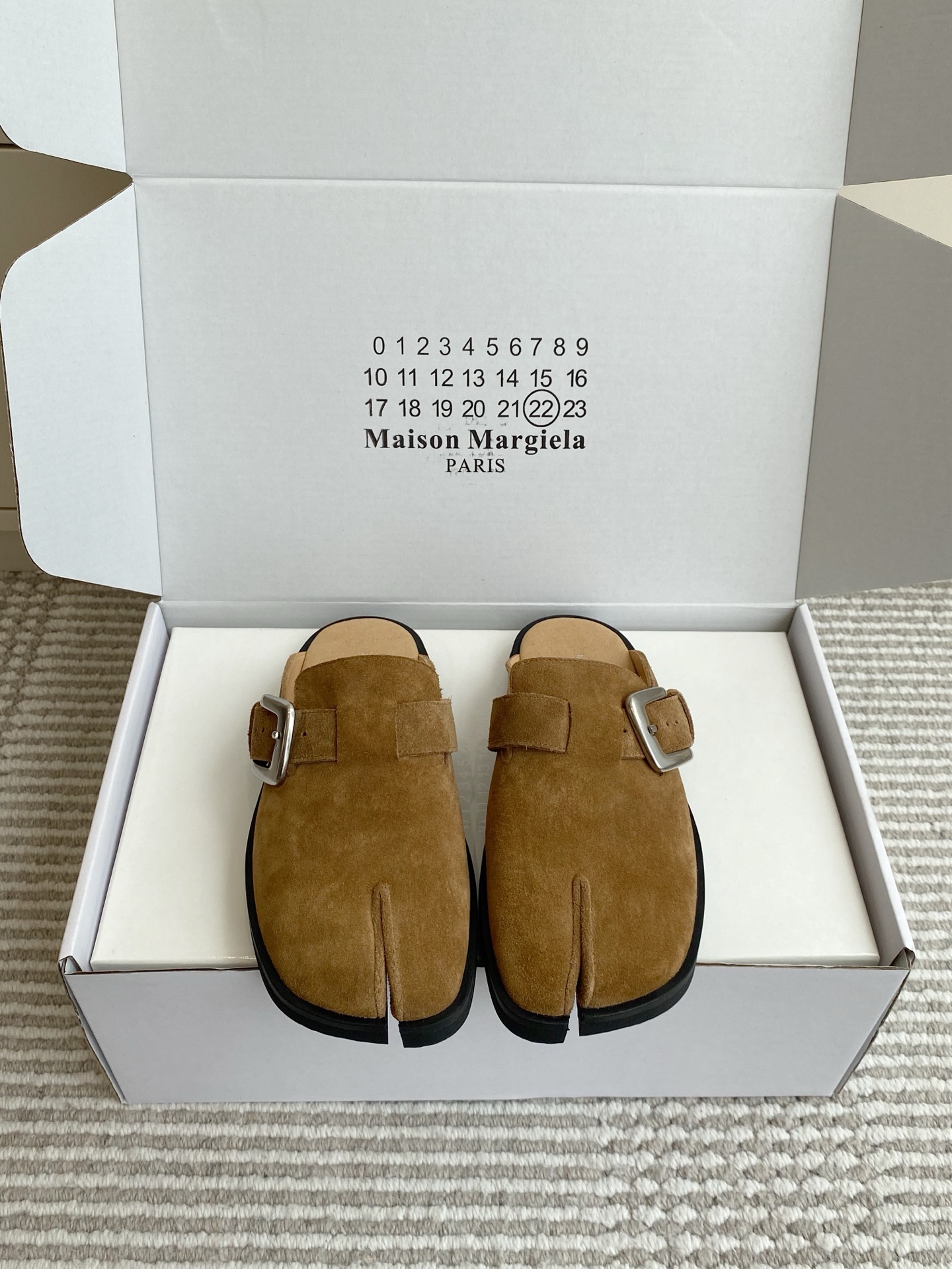 NO:924244,Batch Maison Margiela Tabi MM6 Margiela · Suede Buckle Mule Birkenstocks · Split-toe slippers. The classic split-toe toe is so recognizable. The suede texture is soft and puffy, and the upper foot looks slim!  The adjustable buckle does not matter the shape of your foot, and the mules are super convenient to slip on. They are perfect with jeans and skirts in spring and summer. They are low-key and tasteful. You will fall in love with them once you wear them!  Material cowhide/cowhide lining/rubber outsole size 35-39 (customized at 40.41), half drag, masion margiela, masion margiela, slippers, skirts, jeans, cowhide19860909批 Maison Margiela Tabi MM6马吉拉·绒面搭扣穆勒勃肯鞋·分趾拖鞋 经典分趾鞋头太有辨识度了,反绒皮的质感软乎乎的,上脚巨显脚瘦！ 可调节搭扣不挑脚型,穆勒鞋型一脚蹬超方便,春夏配牛仔裤、裙子都绝了,低调又有品味,穿一次就爱上的那种！ 材质牛京/牛皮里/橡胶大底 size35-39（40.41定做）,半拖,masion margiela,masion margiela,slippers,skirts,jeans,cowhide,Women's Shoes