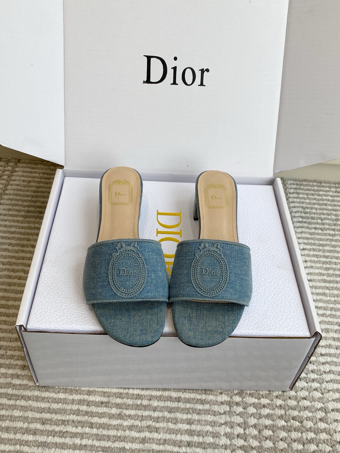 NO:924185,Batch (original box packaging) Dior · Dior 26ss · Denim Denim Badge Mule Slippers I was struck by this denim embroidered badge at a glance. It is retro and high-end. It is completely welded to the feet with French laziness!  The denim fabric is really amazing!  The distressed washed texture is very tasteful, and the DIOR badge embroidery on the upper is full of details. It is low-key and unobtrusive, but people who know it can recognize it at a glance~ It is super stable when walking, and can be used for commuting and dating!  Customized denim denim fabric/sheepskin lining/lucky star genuine leather outsole flat thick heel 3.5cm size35-39 (customized at 40.41), slippers, dior, dior, slippers, sheepskin, Leather soles19860909批（原版盒包装） Dior·迪奥26ss·丹宁牛仔徽章穆勒拖鞋 一眼被这个丹宁刺绣徽章戳中,复古又高级,完全是把法式慵懒焊在脚上！ 丹宁面料真的绝了！做旧水洗质感超有味道,鞋面上的DIOR徽章刺绣细节满满,低调不张扬,但懂的人一眼就认得出~走路超稳,通勤约会都能打！ 定制丹宁牛仔面料/羊皮内里/幸运星真皮大底 平底 粗跟3.5cm size35-39（40.41定做）,拖鞋,dior,dior,slippers,sheepskin,Leather soles,Women's Shoes