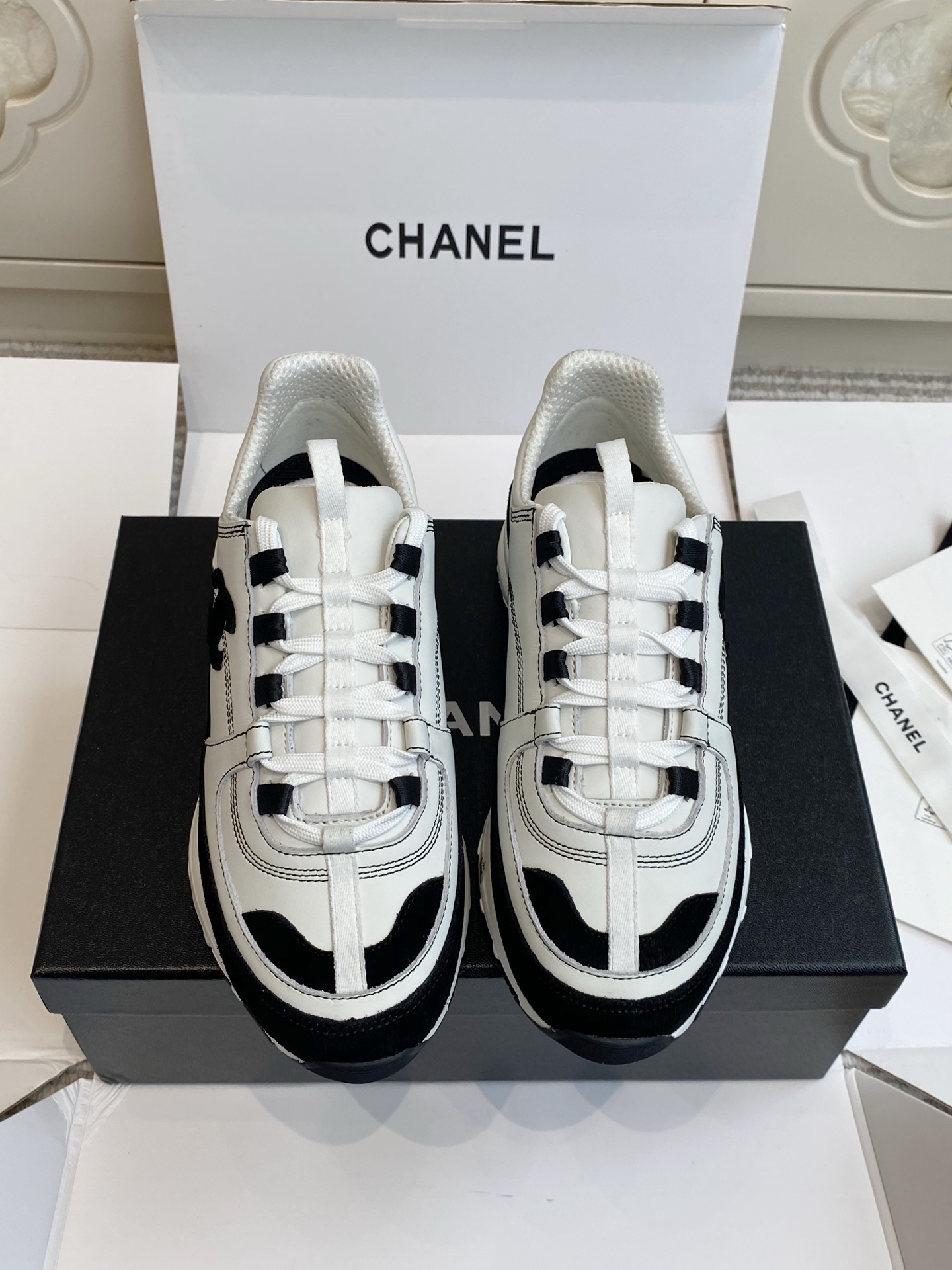 NO:924156,Batch (original box packaging) Purchasing-grade Chanel · 26 Autumn and Winter haute couture series thick-soled height-increasing sneakers. Derived from Chanel's 26 Autumn and Winter haute couture series, these sneakers are made of mixed fiber, glossy calfskin and suede-effect calfskin. They cleverly combine the brand's iconic elements with modern sports aesthetics, showing their smart charm.  The upper is made of glossy calfskin, suede and breathable mesh. The side is decorated with the brand's iconic double C embroidery logo, which is low-key and easy to identify. The shoe has a retro jogging shoe silhouette, with smooth and neat lines, and a 3.5cm thick sole design. Breathable mesh lining makes it less likely to get sweaty after long-term wear. The anti-slip rubber outsole is suitable for daily commuting, leisure travel and other diverse scenarios.  size35-40,casual shoes/sports shoes,chanel,chanel,sneakers,cowhide,chamois leather19860909批（原版盒包装） 代购级Chanel· 26秋冬高级成衣系列厚底增高运动鞋 源自香奈儿26秋冬高级成衣系列,这款运动鞋以混合纤维、亮面小牛皮与麂皮效果小牛皮拼接而成,将品牌标志性元素与现代运动美学巧妙融合,尽显灵动魅力. 鞋面采用亮面小牛皮、麂皮与透气网布拼接打造,侧面饰以品牌标志性双C刺绣标识,低调释放辨识度 鞋型复古慢跑鞋廓形,线条流畅利落,搭配3.5cm厚底设计 内里透气网布内里,久穿不易闷汗 鞋底防滑橡胶大底,适配日常通勤、休闲出行等多元场景 size35-40,休闲鞋/运动鞋,chanel,chanel,sneakers,cowhide,chamois leather,Women's Shoes
