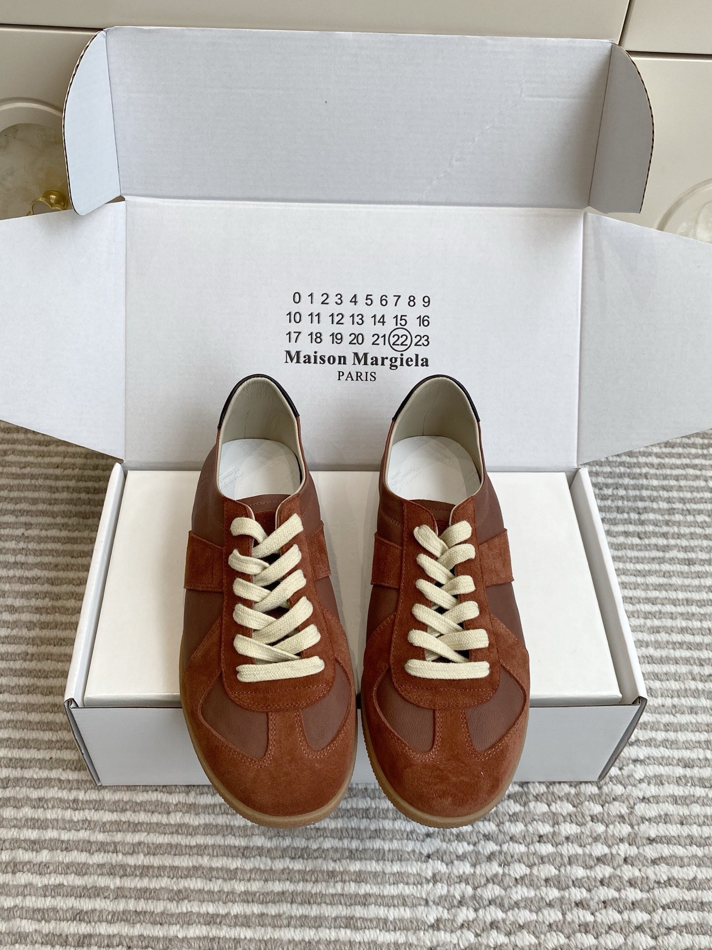 NO:924098,Batch Maison Margiel*26ss new summer style · Couple MM6 Margiela · German training shoes sneakers Re-engraving the classic silhouette of German training shoes in the 1970s, using minimalist lines to interpret an undefined sense of luxury. There is no unnecessary exaggerated design, but with neat splicing tailoring and soft retro tones, it has become the most versatile presence in the wardrobe.  Whether paired with straight jeans for a relaxed everyday look, or with suit trousers for a casual and sophisticated look, it can be easily adapted. The old texture of the shoe body gives each pair of shoes a unique retro charm, and the unintentional sense of laziness instantly fills the air. The upper is sheepskin/sheep suede, the lining is sheepskin, and the original open-molded outsole is available in women's sizes 35-40 (customized sizes 40 are non-refundable).  Men's size 39-45 (customized size 45 is non-refundable), casual shoes/sports shoes, masion margiela, masion margiela, sneakers, jeans, business suit, sheepskin19860909批 Maison Margiel*26ss夏季新款·情侣MM6马吉拉·德训鞋 运动鞋 复刻70年代德军训练鞋的经典轮廓,用极简线条演绎不被定义的高级感.没有多余的浮夸设计,却凭借利落的拼接剪裁与柔和的复古色调,成为衣柜里最百搭的存在. 无论是搭配直筒牛仔裤打造松弛日常,还是配西装裤解锁通勤轻熟风,都能轻松适配.鞋身自带的做旧质感,让每一双鞋都拥有独一无二的复古韵味,不刻意的慵懒感瞬间拉满. 鞋面羊皮/羊反绒 内里羊皮 大底原版开模大底 size女码35-40码（40码定制不退换） 男码39-45（45码定制不退换）,休闲鞋/运动鞋,masion margiela,masion margiela,sneakers,jeans,business suit,sheepskin,Women's Shoes