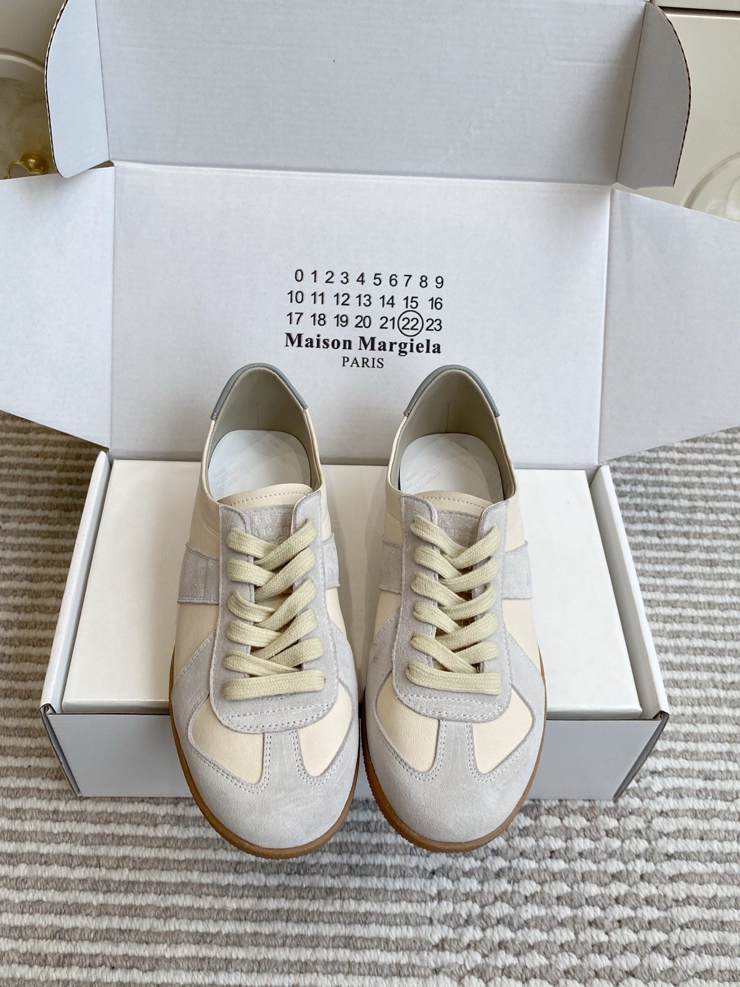 NO:924103,Batch Maison Margiel*26ss new summer style · Couple MM6 Margiela · German training shoes sneakers Re-engraving the classic silhouette of German training shoes in the 1970s, using minimalist lines to interpret an undefined sense of luxury. There is no unnecessary exaggerated design, but with neat splicing tailoring and soft retro tones, it has become the most versatile presence in the wardrobe.  Whether paired with straight jeans for a relaxed everyday look, or with suit trousers for a casual and sophisticated look, it can be easily adapted. The distressed texture of the shoe body gives each pair of shoes a unique retro charm, and the unintentional sense of laziness instantly fills the air. Upper sheepskin/sheep suede, inner sheepskin outsole original molded outsole  size women's size 35-40 (customized size 40 is not returnable) men's size 39-45 (customized size 45 is not returnable), casual shoes/sports shoes, masion margiela, masion margiela, sneakers, jeans, business suit, sheepskin19860909批 Maison Margiel*26ss夏季新款·情侣MM6马吉拉·德训鞋 运动鞋 复刻70年代德军训练鞋的经典轮廓,用极简线条演绎不被定义的高级感.没有多余的浮夸设计,却凭借利落的拼接剪裁与柔和的复古色调,成为衣柜里最百搭的存在. 无论是搭配直筒牛仔裤打造松弛日常,还是配西装裤解锁通勤轻熟风,都能轻松适配.鞋身自带的做旧质感,让每一双鞋都拥有独一无二的复古韵味,不刻意的慵懒感瞬间拉满. 鞋面羊皮/羊反绒 内里羊皮 大底原版开模大底 size女码35-40码（40码定制不退换）男码39-45（45码定制不退换）,休闲鞋/运动鞋,masion margiela,masion margiela,sneakers,jeans,business suit,sheepskin,Women's Shoes