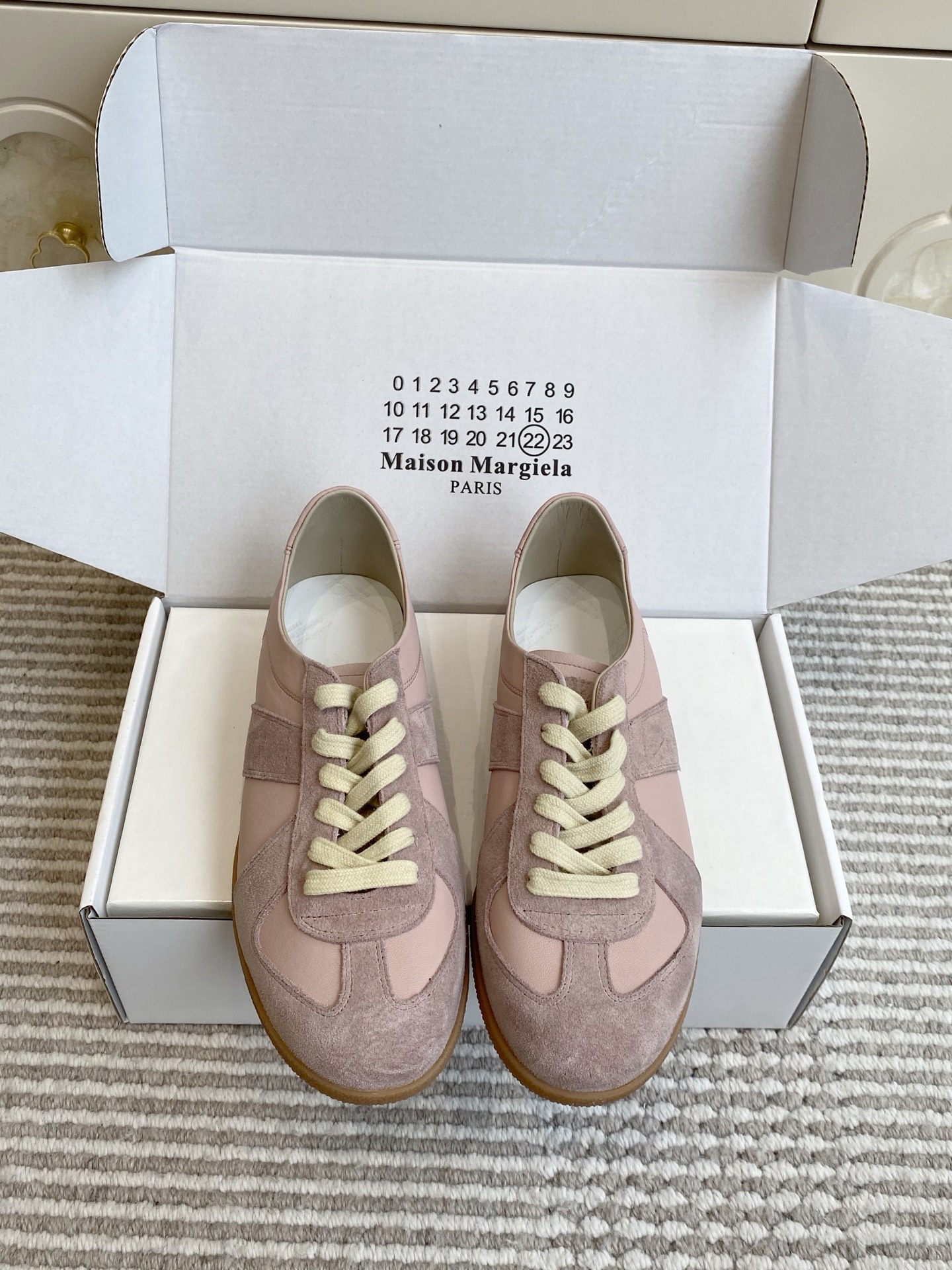 NO:924113,Batch Maison Margiel*26ss new summer style · Couple MM6 Margiela · German training shoes sneakers Re-engraving the classic silhouette of German training shoes in the 1970s, using minimalist lines to interpret an undefined sense of luxury. There is no unnecessary exaggerated design, but with neat splicing tailoring and soft retro tones, it has become the most versatile presence in the wardrobe.  Whether paired with straight jeans for a relaxed everyday look, or with suit trousers for a casual and sophisticated look, it can be easily adapted. The old texture of the shoe body gives each pair of shoes a unique retro charm, and the unintentional sense of laziness instantly fills the air. The upper is sheepskin/sheep suede, the lining is sheepskin, and the original open-molded outsole is available in women's sizes 35-40 (customized sizes 40 are non-refundable).  Men's size 39-45 (customized size 45 is non-refundable), casual shoes/sports shoes, masion margiela, masion margiela, sneakers, jeans, business suit, sheepskin19860909批 Maison Margiel*26ss夏季新款·情侣MM6马吉拉·德训鞋 运动鞋 复刻70年代德军训练鞋的经典轮廓,用极简线条演绎不被定义的高级感.没有多余的浮夸设计,却凭借利落的拼接剪裁与柔和的复古色调,成为衣柜里最百搭的存在. 无论是搭配直筒牛仔裤打造松弛日常,还是配西装裤解锁通勤轻熟风,都能轻松适配.鞋身自带的做旧质感,让每一双鞋都拥有独一无二的复古韵味,不刻意的慵懒感瞬间拉满. 鞋面羊皮/羊反绒 内里羊皮 大底原版开模大底 size女码35-40码（40码定制不退换） 男码39-45（45码定制不退换）,休闲鞋/运动鞋,masion margiela,masion margiela,sneakers,jeans,business suit,sheepskin,Women's Shoes