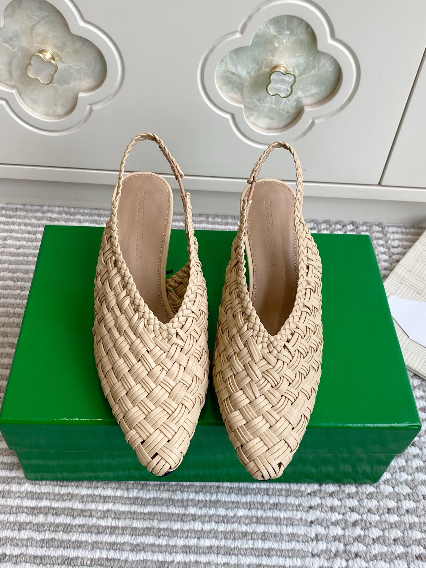 NO:924085,Batch Bottega Veneta Intrecciato BV·Braided kitten heel back strap pointed toe sandals. This back strap high heel sandal is a fusion of the brand's classic woven genes and modern shoe design. Craftsmen carefully weave fine leather to create a three-dimensional and full texture. The back strap continues the weaving details, which can not only fit the ankle firmly, but also echo the upper craftsmanship, presenting a seamless and exquisite look. Materials are purely hand-knitted/sheepskin lining/leather injection outsole  Heel height 6.5cm size35-39 (40.41.42 customized), high heels sandals, bottega veneta, bottega veneta, sandals, high heels, sheepskin19860909批 Bottega Veneta Intrecciato BV·编织小猫跟后绊带尖头凉鞋 这款后绊带高跟凉鞋,是品牌经典编织基因与现代鞋履设计的融合之作.工匠以细腻皮革精心编织,打造出立体饱满的纹理质感,后绊带延续了编织细节,既能稳固贴合脚踝,又与鞋面工艺呼应,呈现浑然一体的精致. 材质纯手工编织工艺/羊皮内里/真皮注塑大底 跟高6.5cm size35-39（40.41.42定做）,高跟鞋凉鞋,bottega veneta,bottega veneta,sandals,high heels,sheepskin,Women's Shoes