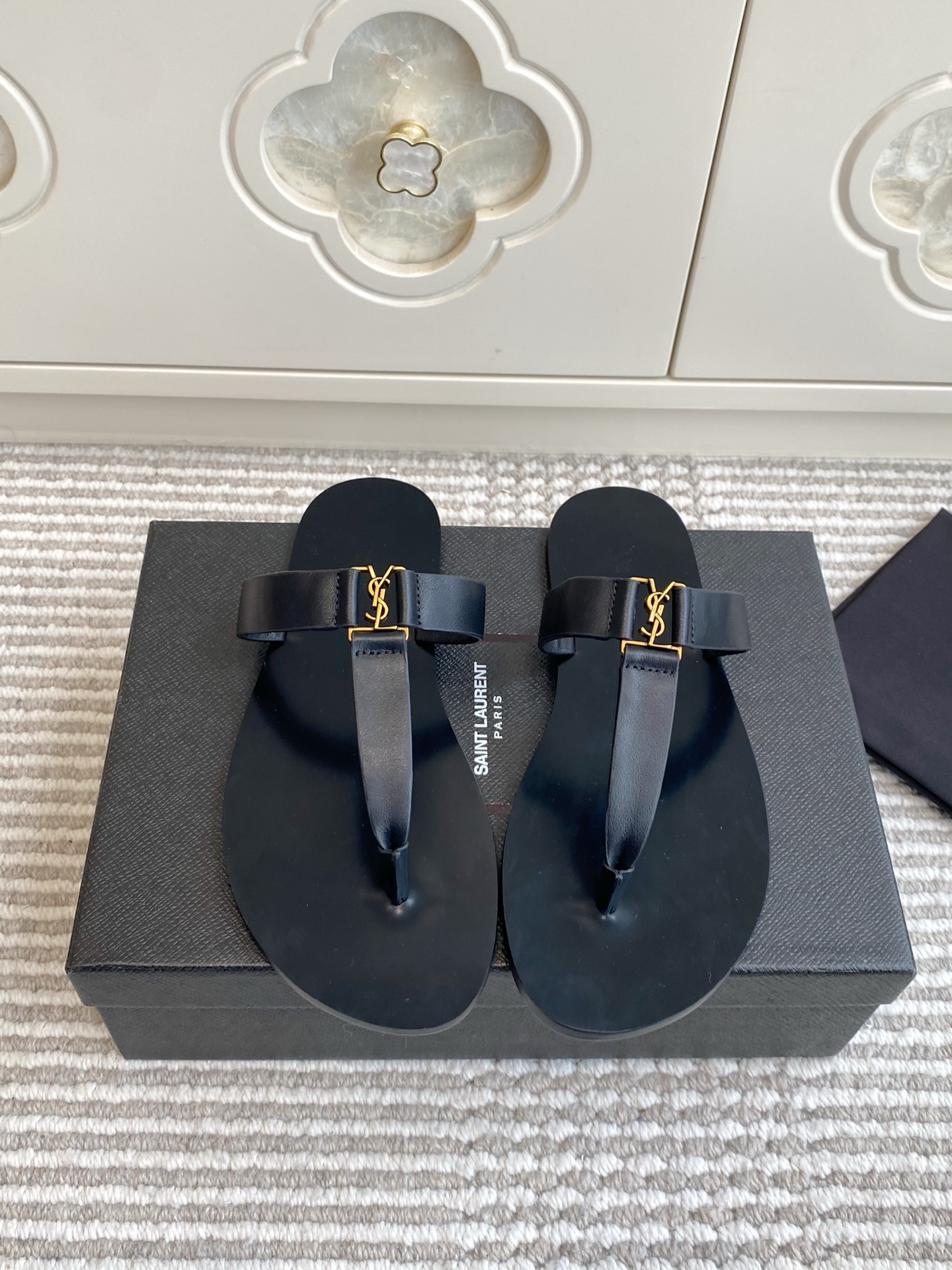 NO:924120,Batch Saint Lauren*Cassandre Series Couple YSL Flat Strap Flip-Flop Sandals This flat sandal is derived from the brand's iconic Cassandre series. It is made of smooth leather and has a minimalist silhouette with the brand's classic YSL letter logo. It perfectly balances French neatness and lazy relaxation. Upper imported cowhide/sheepskin lining/genuine leather outsole Size female 36-42  Men 39-45, split-toe shoes, saint laurent, saint laurent, sandals, slippers, cowhide, sheepskin, Leather soles19860909批 Saint Lauren*Cassandre 系列 情侣YSL平底一字带 夹趾凉拖鞋 这款平底凉鞋源自品牌标志性的Cassandre系列,甄选光滑皮革打造,以极简廓形搭配品牌经典的YSL字母标志,将法式的利落与慵懒的松弛感完美平衡. 鞋面进口牛皮/羊皮内里/真皮大底 size女36-42 男39-45,分趾鞋,saint laurent,saint laurent,sandals,slippers,cowhide,sheepskin,Leather soles,Women's Shoes