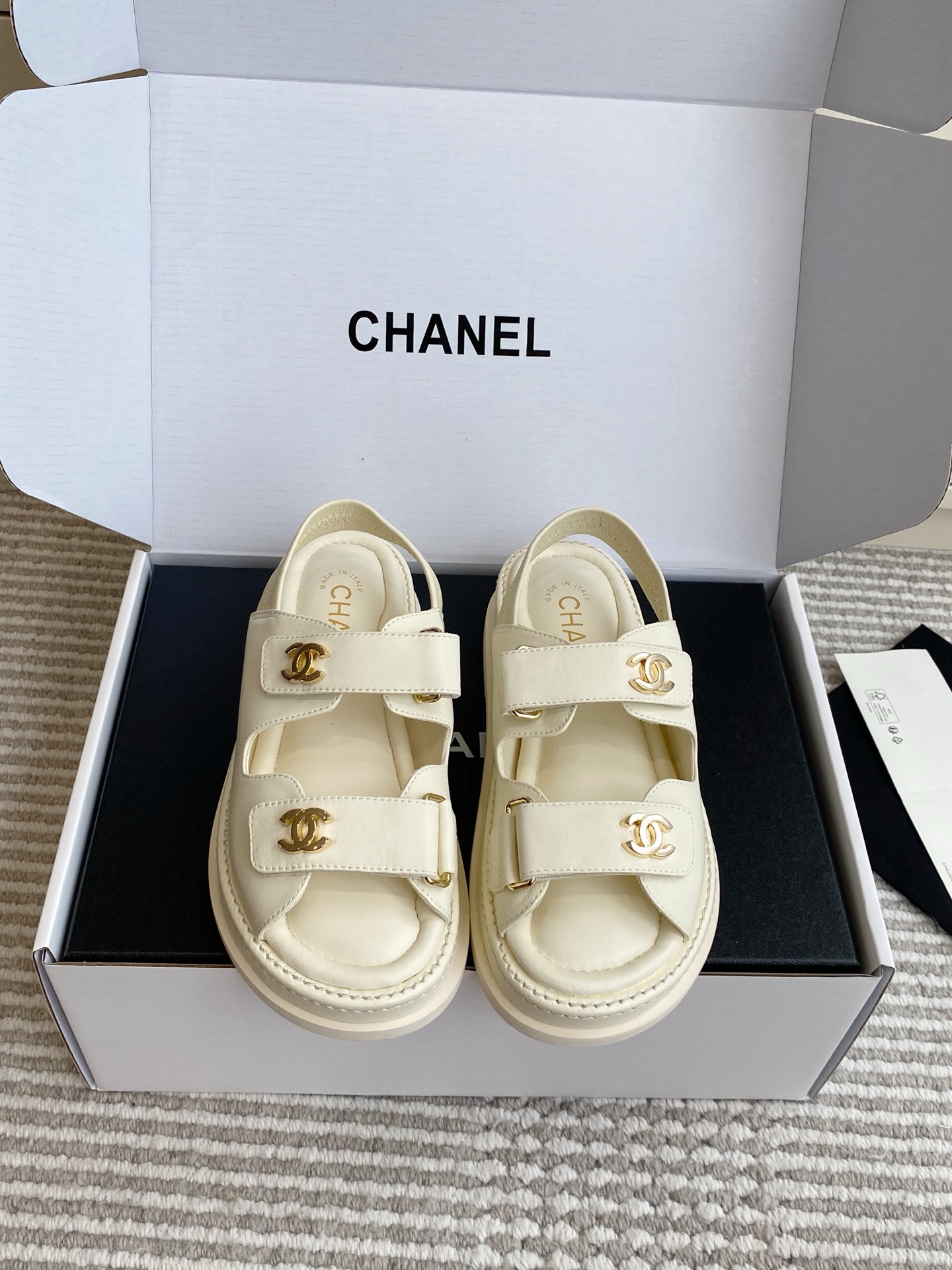 NO:924077,Batch (original box) Purchasing-grade Chanel·Double C buckle and Velcro beach shoes·Thick-soled sandals. With the classic double C logo and comfortable silhouette, they interpret Chanel-style summer elegance and casualness. These thick-soled sandals are derived from CHANEL's classic series. They are made of fine and smooth leather. The iconic Double C metal buckle and Velcro design are the core highlights. They cleverly combine the brand's classic genes with modern comfort concepts to create summer shoes that are both fashionable and practical.  Material imported mixed sheepskin/sheepskin lining/original molded outsole size 35-40, sandals, chanel, chanel, sandals, sheepskin19860909批（原版盒） 代购级Chanel·双C扣魔术贴沙滩鞋·厚底凉鞋 以经典双C标识与舒适廓形,演绎香奈儿式的夏日优雅与随性 这款厚底凉鞋源自CHANEL的经典系列,甄选细腻光滑皮革打造,以标志性的双C金属扣与魔术贴设计为核心亮点,将品牌的经典基因与现代舒适理念巧妙融合,打造出兼具时髦度与实穿性的夏日鞋履. 材质进口混种羊皮/羊皮内里/原版开模大底 size35-40,凉鞋,chanel,chanel,sandals,sheepskin,Women's Shoes