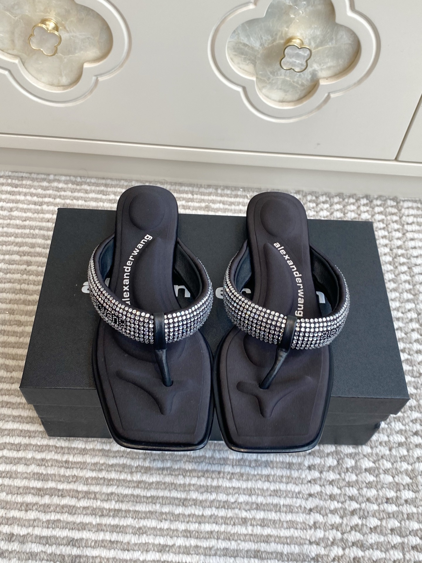 NO:924052,Batch Alexander Wang·大王·Early Spring New Model Full-Diamond Flip-Flops Who can resist this pair of luminous Alexander Wang sandals!  The shoelaces full of diamonds are really amazing. They sparkle in the sun and under the light. The square toe makes the feet smaller. The thick sole can also secretly increase the height. The black bottom is durable and versatile. It looks good with anything. It is a sophisticated sister when worn at work. It is a hot girl when worn at disco. It is a great photo-shooter and has a direct turn-around time. Paired with a midriff-baring top and a miniskirt, it directly adds to the atmosphere. Walking with a windy flash, it is dazzling and flamboyant at night. The upper is made of silk with hot diamonds.  Lining silk satin/sheepskin Outsole Genuine leather outsole size 35-40 (customized size 40 is non-refundable), split-toe shoes, alexander wang, slippers, skirts, sheepskin, real silk, Leather soles19860909批 Alexander Wang·大王·早春新款满钻夹趾人字拖鞋 谁能拒绝这双会发光的Alexander Wang凉拖！ 满钻鞋带真的太绝了,阳光下、灯光下都闪到失语,方头显脚小,厚底还能偷偷增高,黑底耐脏又百搭,配什么都好看,上班穿是精致姐姐,蹦迪穿是辣妹天花板,拍照巨出片,回头率直接爆表. 配露腰上衣、超短裙,氛围感直接拉满,走路带风的闪,是属于夜晚的耀眼与张扬. 鞋面丝绸烫钻 内里真丝缎/羊皮 大底真皮大底 size35-40码（40码定制不退换）,分趾鞋,alexander wang,slippers,skirts,sheepskin,real silk,Leather soles,Women's Shoes