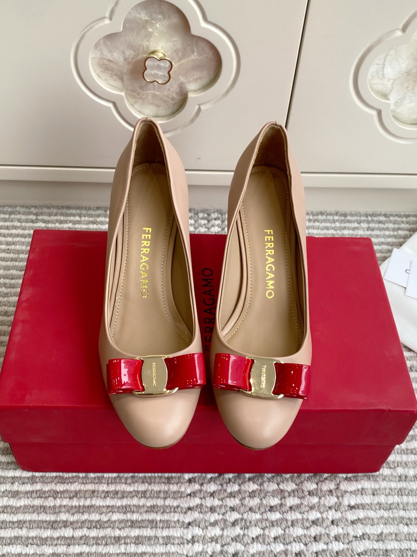 NO:924068,Ferragamo Vara Series | Elegant and timeless 'Legendary Bow' SF high-heeled shoes. In 1978, the Vara series created by Fiamma Ferragamo has long been more than just a pair of shoes, but also a symbol of elegance spanning half a century. The iconic grosgrain bow paired with a metal plaque is the soul mark of Ferragamo. Medium heel (7cm) Thick heel (5.5cm)  Material imported lambskin/cow patent leather/sheepskin lining/leather outsole size 35-39 (customized at 40.41.42), high-heeled shoes, ferragamo, ferragamo, high heels, sheepskin, Leather soles19860909批 Ferragamo Vara系列｜优雅永不过时的「传奇蝴蝶结」SF高跟单鞋 1978年,由Fiamma Ferragamo打造的Vara系列,早已不只是一双鞋,更是跨越半个世纪的优雅符号. 标志性的罗缎蝴蝶结搭配金属饰牌,是菲拉格慕的灵魂标识 中跟款（7cm） 粗跟款（5.5cm） 材质进口小羊皮/牛漆皮/羊皮内里/真皮大底 size35-39（40.41.42定做）,高跟鞋单鞋,ferragamo,ferragamo,high heels,sheepskin,Leather soles,Women's Shoes