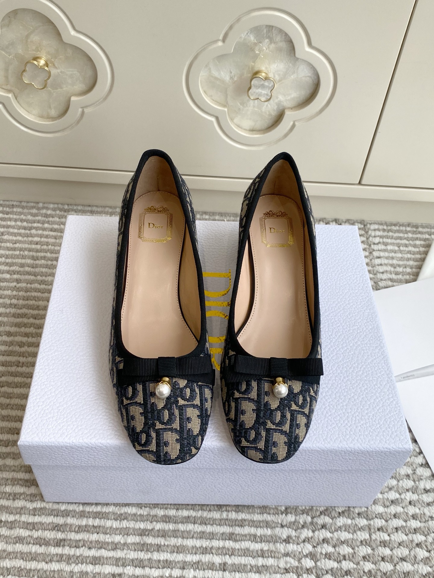 NO:924012,Batch Dior·Dior Oblique Presbyopia Bow Ballet Flats & Thick Heel Shoes These ballet shoes are made of DIOR's iconic Oblique presbyopia jacquard fabric, incorporating high-end craftsmanship to interpret the classic ballet shoe silhouette. The upper is decorated with the brand's iconic Oblique jacquard, highlighting the elegant style. The toe is embellished with a grosgrain bow of the same color, with CD resin pearl studs inspired by Tribales earrings. Customized presbyopia technology surface/sheepskin lining/leather outsole  Flat bottom ~ thick heel 3.5cm size 35-39 (customized at 40.41.42), ballet shoes, balenciaga, dior, dior, flats, earrings, sheepskin, Leather soles19860909批 Dior·迪奥Oblique 老花蝴蝶结芭蕾平底鞋 & 粗跟单鞋 本款芭蕾鞋以DIOR标志性Oblique老花提花面料打造,融入高订工艺诠释经典芭蕾鞋廓形. 鞋面饰以品牌标志性Oblique提花,彰显优雅格调 鞋头点缀同色系罗缎蝴蝶结,搭配灵感源自Tribales耳环的CD树脂珍珠饰钉 定制老花科技面/羊皮内里/真皮大底 平底～粗跟3.5cm size35-39（40.41.42定做）,芭蕾舞鞋,balenciaga,dior,dior,flats,earrings,sheepskin,Leather soles,Women's Shoes