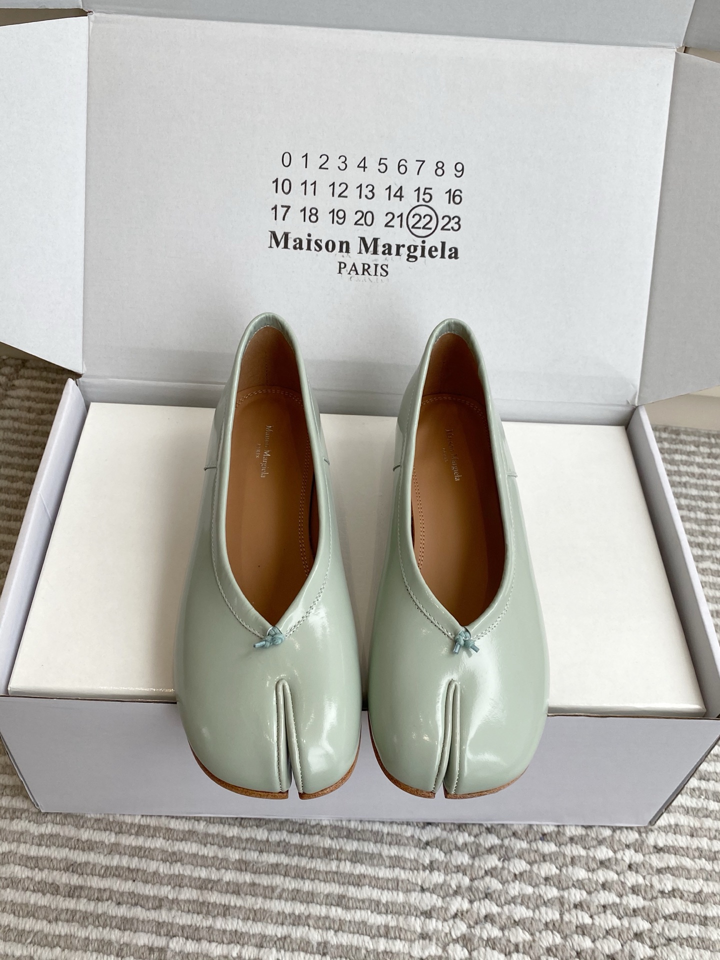 NO:924029,Batch (original box packaging) [Maison Margiela] MM6 Margiela 2026ss new summer high-heeled split-toe sandals ~ versatile style in summer. Comfortable and easy to wear, whitening on the feet. Looks good no matter how you wear it. This summer fashionista's favorite ~ The most popular split-toe sandals in the world, appear on the covers of major fashion magazines. Used by celebrities and Xiaohongshu bloggers ~ The best choice to match with long skirts and hot pants, you will not regret it if you close your eyes.  The original version is developed one to one (ZP develops the shoe shape and details are in place). Original custom-made imported open-edge beaded cowhide for the upper. Imported sheepskin lining. Outsole. Genuine leather outsole imported from Italy. Size 35-40 (40.41 custom-made, non-refundable). Split-toe shoes, masion margiela, masion margiela, sandals, skirts, cowhide, sheepskin, Leather soles19860909批（原版盒包装）【Maison Margiela】MM6马吉拉2026ss新品夏季高跟分趾凉鞋～夏季百搭款 舒适又好穿,上脚显白 怎么穿都好看,今夏时髦精最爱～ 全球最火分趾凉鞋, 出现在各大时装杂志封面·各路明星、小红书博主着用～搭配长裙、热裤的不二选择,闭眼入都是不会后悔 原版一比一开发（ZP开发鞋型、细节到位） 鞋面原版定制进口开边珠牛皮 内里进口羊皮 大底意大利进口真皮大底 码数35-40（40.41订做不退换）,分趾鞋,masion margiela,masion margiela,sandals,skirts,cowhide,sheepskin,Leather soles,Women's Shoes