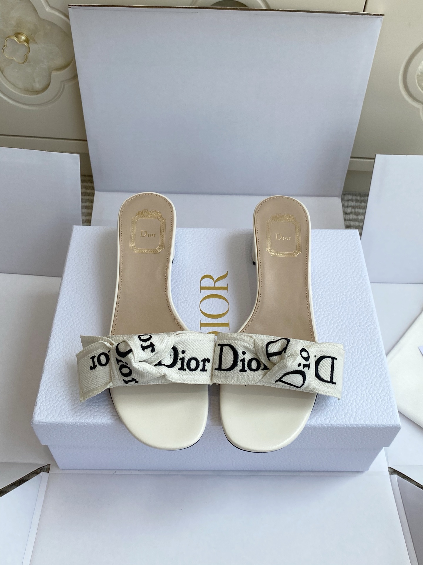 NO:923993,Batch (original box) Purchasing-grade Dior·J'Adior series webbed letter sandals. This J'Adior sandal is a representative work of DIOR's iconic series. Jonathan Anderson reinterprets the brand's classics and uses exquisite craftsmanship to fuse elegance and contemporary style. The upper is made of soft sheep leather and is paired with a cotton ribbon embroidered with the DIOR logo. It is presented in a flat bow shape for full recognition. The footbed is decorated with DIOR  Médaillon logo, with goat leather lining, imported genuine leather outsole. Flat style and 3.5cm thick heel are available. The covered thick heel design is both elegant and stable, and can easily elongate the leg line. Size 35-39 (customized at 40.41.42), slippers, dior, slippers, sheepskin, Leather soles19860909批（原版盒） 代购级Dior·J'Adior 系列织带字母凉拖鞋 这款J'Adior凉拖是DIOR标志性系列的代表之作,由Jonathan Anderson重新诠释品牌经典,以精湛工艺演绎优雅与当代风格的融合. 鞋面采用柔软羊皮革打造,搭配饰有DIOR标识刺绣的棉质缎带,以扁平蝴蝶结造型呈现,辨识度拉满 鞋床饰有DIOR Médaillon标识,搭配山羊皮革内衬,进口真皮大底 平底款与3.5cm粗跟款可选,包覆式粗跟设计兼顾优雅与稳定,轻松拉长腿部线条 size35-39（40.41.42定做）,拖鞋,dior,slippers,sheepskin,Leather soles,Women's Shoes