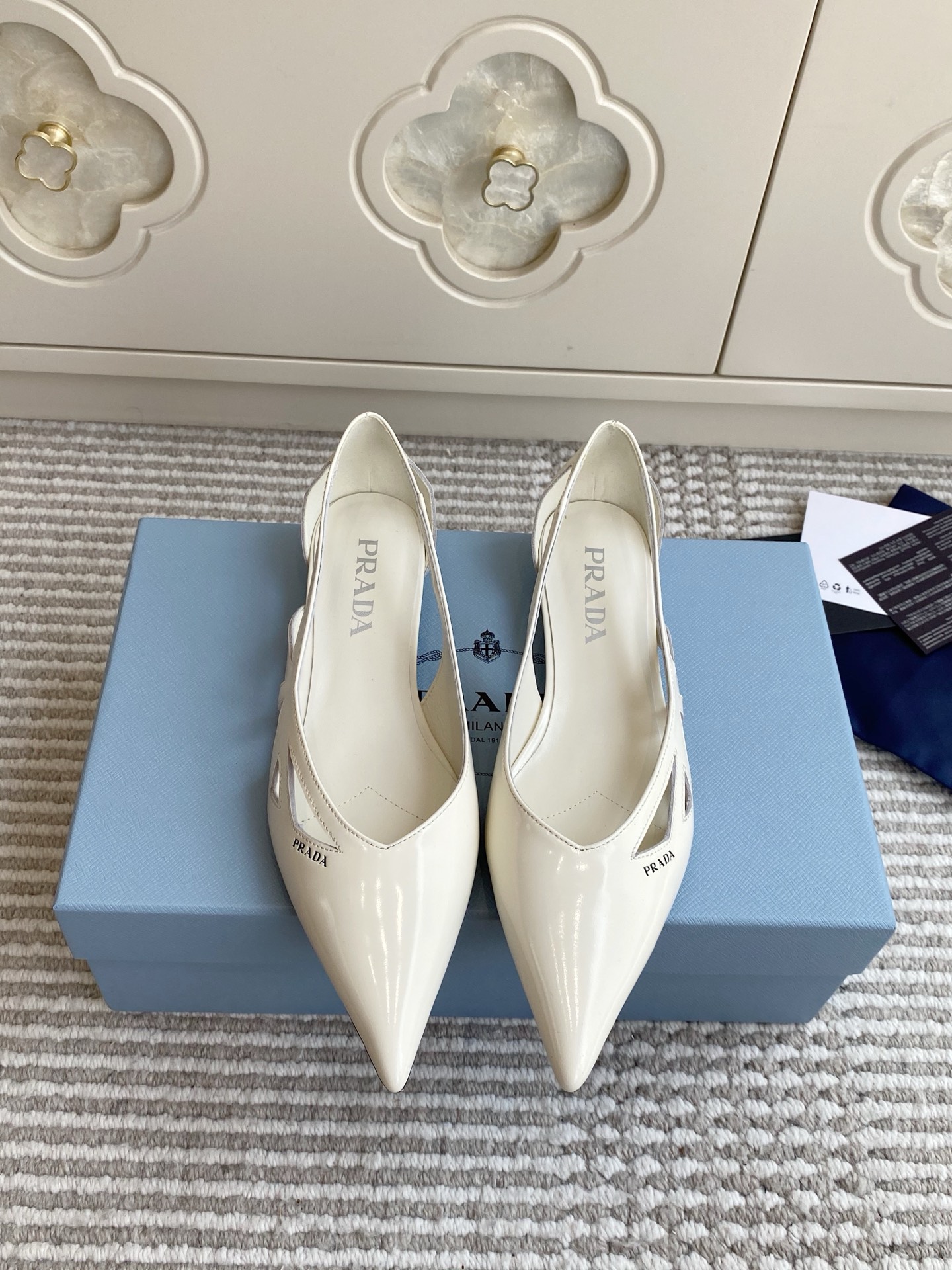 NO:923967,Batch Prada26ss hollow pointy toe ballet flat shoes Prada’s pointy toe hollow ballet shoes are really this year’s “lazy person’s elegant artifact”!  The glossy surface comes with a luxurious filter, and the three colors of white/black/dark brown are easy to match. The pointed toe + 15mm low heel can quietly lengthen the leg line without rubbing the feet at all!  The geometric hollow on the side is the soul design, and the light and shadow change when walking is amazing. It can be worn with suits, jeans, and dresses. It is suitable for commuting and dating. It is a perfect 'close your eyes and don't step on thunder' style. Material imported open-edge beaded cowhide/sheepskin lining/leather injection outsole size 35-39 (customized at 40.41), single shoes, prada, skirts, jeans, business suit, cowhide, sheepskin19860909批 Prada26ss镂空尖头芭蕾平底单鞋 Prada这双尖头镂空芭蕾鞋,真的是今年的“懒人优雅神器”！ 亮面自带贵气滤镜,白/黑/深棕三色都好搭,尖头+15mm低跟,悄悄拉长腿线又完全不磨脚！ 侧面的几何镂空是灵魂设计,走路时的光影变化超绝,搭配西装、牛仔裤、连衣裙都能打,通勤和约会穿都合适,妥妥的“闭眼入不踩雷”款 材质进口开边珠牛皮/羊皮内里/真皮注塑大底 size35-39（40.41定做）,单鞋,prada,skirts,jeans,business suit,cowhide,sheepskin,Women's Shoes