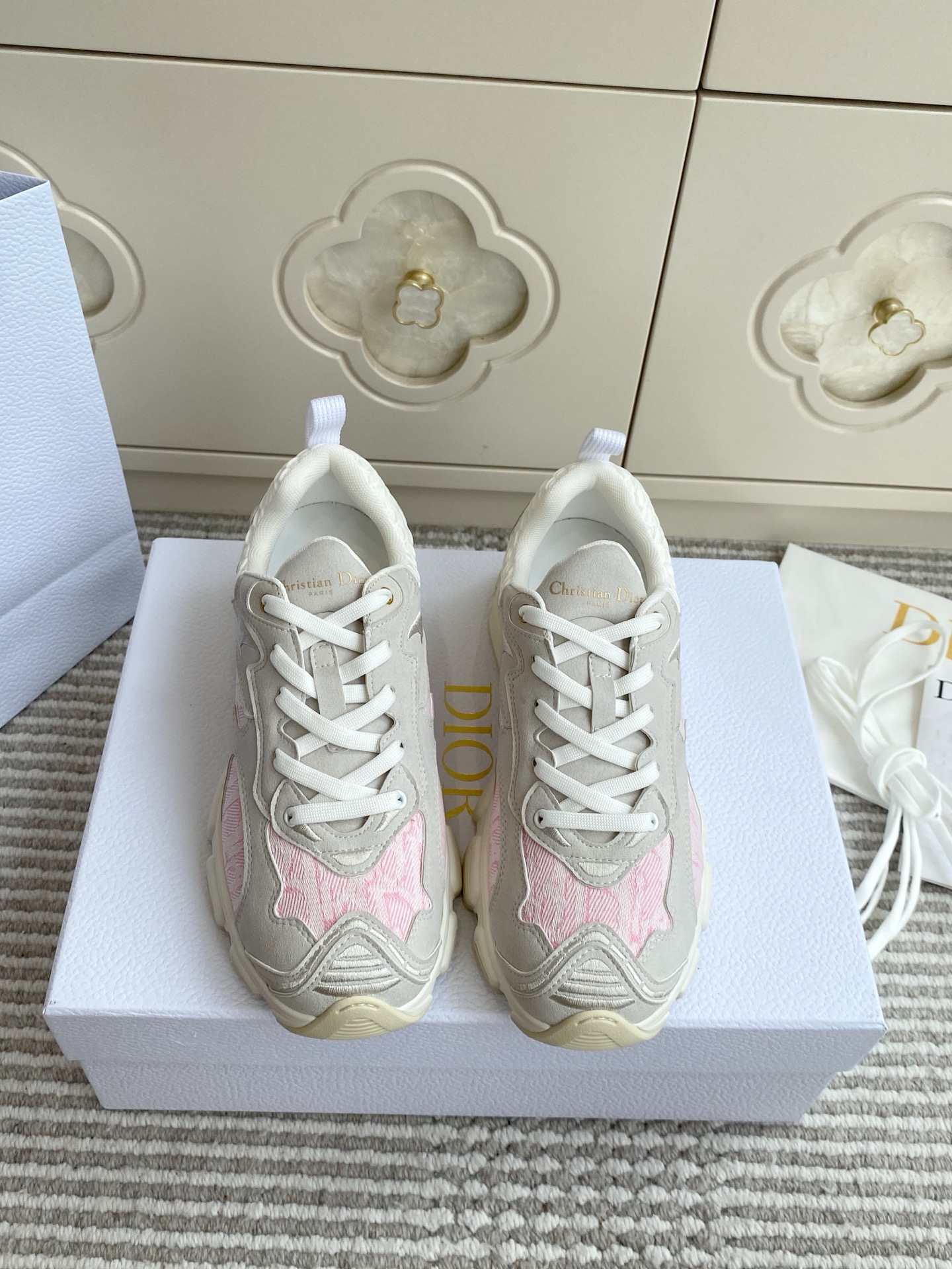 NO:923956,Batch of new colors Dio* official website features new products DIOR VIBE 3D presbyopic thick-soled dad shoes sneakers. This Dior Vibe sneaker incorporates Dior's haute couture spirit and reinterprets classic running shoes. It is paired with dark blue Oblique printed technical fabric, mesh fabric and transparent rubber panels to create a contrasting modern style. With 3D  Iconic details such as effect details, rear star decoration, and logo on the tongue and rear pull tab are further embellished. The transparent rubber outsole is more fashionable and complements a variety of casual or elegant items to create a modern look. Custom embroidered mesh/3D embroidered cotton surface/suede calfskin splicing/sheepskin lining/original molded outsole  size35-40 (41 customized) full set of packaging, dad shoes, dior, sneakers, cowhide, sheepskin19860909批新色 Dio*官网主推新品 DIOR VIBE 3d老花厚底老爹鞋 运动鞋 这款 Dior Vibe 运动鞋融入 Dior 的高订精神,重新诠释经典跑鞋.搭配深蓝色 Oblique 印花科技面料、网眼织物和透明橡胶镶片,打造对比鲜明的现代风格.以 3D 效果细节、后侧星星装饰、鞋舌和后侧提拉环上的标志等标志性细节进一步点缀.透明橡胶外底更加时尚,与各式休闲或优雅单品相得益彰,打造摩登造型. 定制刺绣网布/3d刺绣棉质面/麂面小牛皮拼接/羊皮内里/原版开模大底 size35-40（41定制）全套包装,老爹鞋,dior,sneakers,cowhide,sheepskin,Women's Shoes
