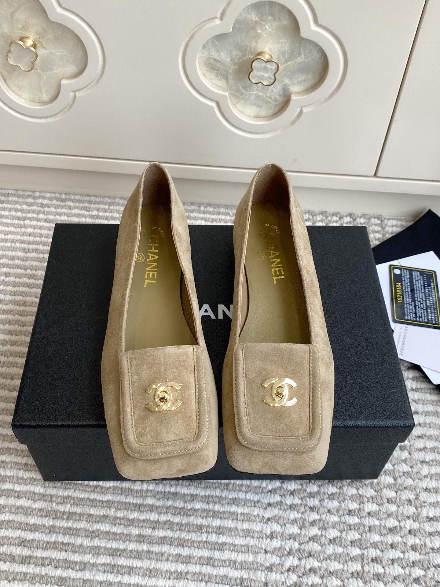 NO:923930,Batch Chanel·Xiaoxiang·Double C flat square toe shoes, ballet shoes CC 2026 spring and summer series ballet flat shoes, with a square toe silhouette and iconic double C turn buckle to interpret classic elegance. Made of calfskin and suede material, with a square plaque on the toe and a golden turn buckle, the flat bottom design takes into account both comfort and style. The exquisite Italian craftsmanship presents a delicate texture, making it an exquisite choice for daily styling.  Material imported calfskin/suede/sheepskin lining/leather outsole size35-39 (customized at 40.41), single shoes, chanel, flats, cowhide, sheepskin, chamois leather, Leather soles19860909批 Chanel·小香·双C平底方头单鞋 芭蕾鞋 CC 2026春夏系列芭蕾平底鞋,以方头轮廓与标志性双C转扣演绎经典优雅.小牛皮与麂皮材质打造,鞋头方形饰牌搭配金色转扣,平底设计兼顾舒适与造型感,意大利精湛工艺呈现细腻质感,是日常造型的精致之选. 材质进口小牛皮/麂皮/羊皮内里/真皮大底 size35-39（40.41定做）,单鞋,chanel,flats,cowhide,sheepskin,chamois leather,Leather soles,Women's Shoes