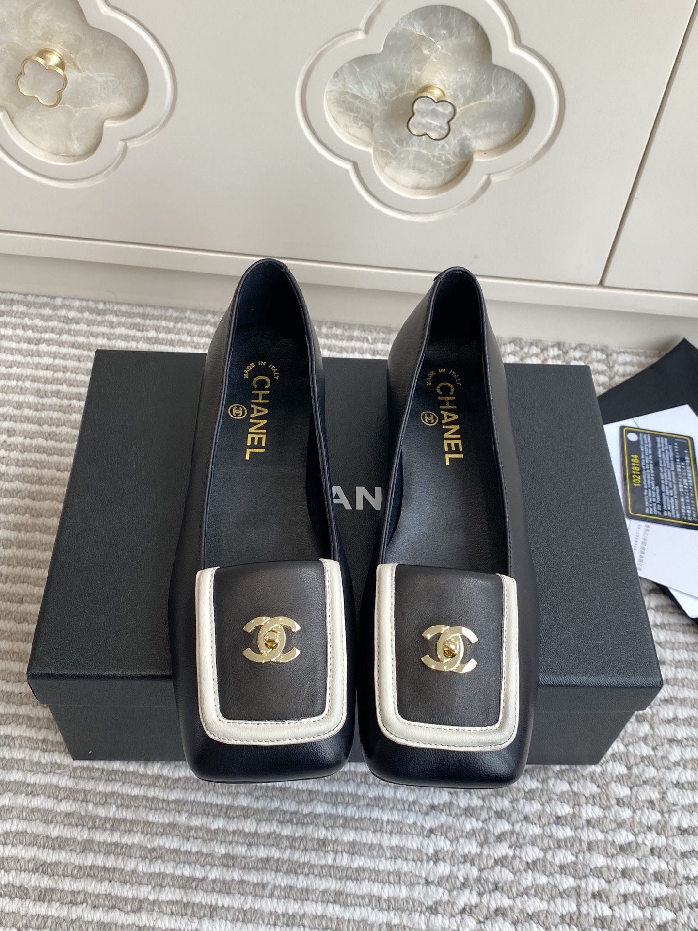 NO:923937,Batch Chanel·Xiaoxiang·Double C flat square toe shoes, ballet shoes CC 2026 spring and summer series ballet flat shoes, with a square toe silhouette and iconic double C turn buckle to interpret classic elegance. Made of calfskin and suede material, with a square plaque on the toe and a golden turn buckle, the flat bottom design takes into account both comfort and style. The exquisite Italian craftsmanship presents a delicate texture, making it an exquisite choice for daily styling.  Material calfskin/suede/sheepskin lining/leather outsole size 35-39 (customized at 40.41), single shoes, chanel, flats, cowhide, sheepskin, chamois leather, Leather soles19860909批 Chanel·小香·双C平底方头单鞋 芭蕾鞋 CC 2026春夏系列芭蕾平底鞋,以方头轮廓与标志性双C转扣演绎经典优雅.小牛皮与麂皮材质打造,鞋头方形饰牌搭配金色转扣,平底设计兼顾舒适与造型感,意大利精湛工艺呈现细腻质感,是日常造型的精致之选. 材质小牛皮/麂皮/羊皮内里/真皮大底 size35-39（40.41定做）,单鞋,chanel,flats,cowhide,sheepskin,chamois leather,Leather soles,Women's Shoes