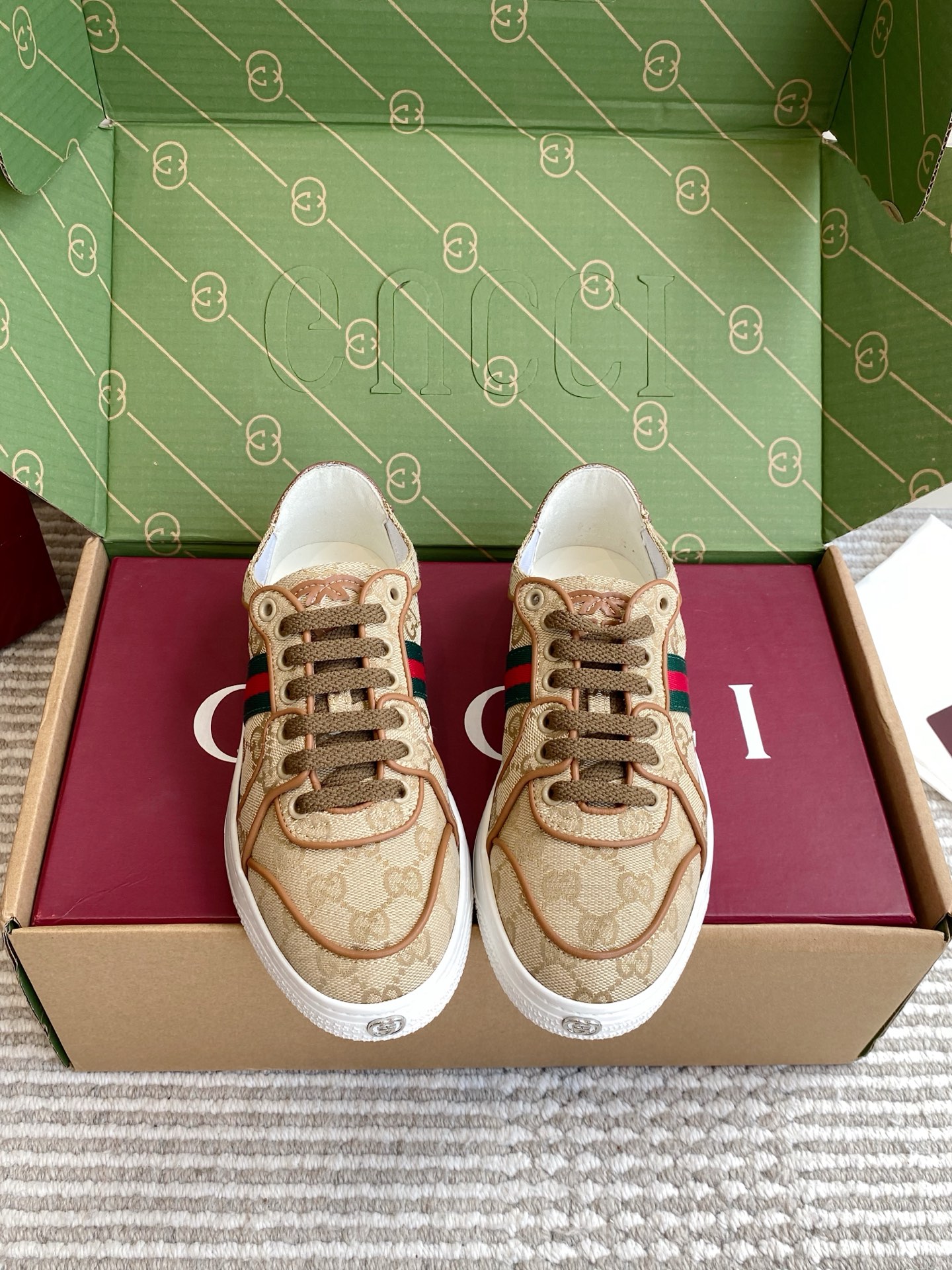 NO:923949,Batch of Couples (Original Box) Gucci · Stretch series low-top GGsupreme lace-up sneakers · white shoes Gucci Stretch series low-top sneakers reinterpret the brand's classics with a light and soft silhouette. The shoe body is made of hand-made old stretch leather and GG canvas, with the iconic red and green webbing running through the side, the toe is decorated with interlocking double G details, and the rubber outsole is embossed with the brand logo, which is both recognizable and practical. The upper is imported calfskin/distressed stretch leather, GG  Supreme canvas is available in two materials, with the iconic red and green webbing. The toe is decorated with interlocking double G metal details, the Gucci handwritten logo is embossed on the heel, sheepskin lining, original molded outsole size 35-46 (customized for women 41 men 46), casual shoes/sports shoes, gucci, sneakers, cowhide, sheepskin19860909批情侣（原版盒） Gucci ·Stretch系列低帮GGsupreme系带运动鞋·小白鞋 Gucci Stretch系列低帮运动鞋,以轻盈柔软的廓形焕新诠释品牌经典.手工做旧弹力皮革与GG帆布打造鞋身,侧面标志性红绿织带贯穿,鞋头饰有互扣式双G细节,橡胶外底压印品牌标识,兼具辨识度与实用性. 鞋面进口小牛皮/做旧弹力皮革、GG Supreme帆布两种材质可选,搭配标志性红绿织带 细节鞋头饰有互扣式双G金属细节,后跟压印Gucci手写体标识,羊皮内里,原版开模大底 size35-46（女41男46定做）,休闲鞋/运动鞋,gucci,sneakers,cowhide,sheepskin,Women's Shoes
